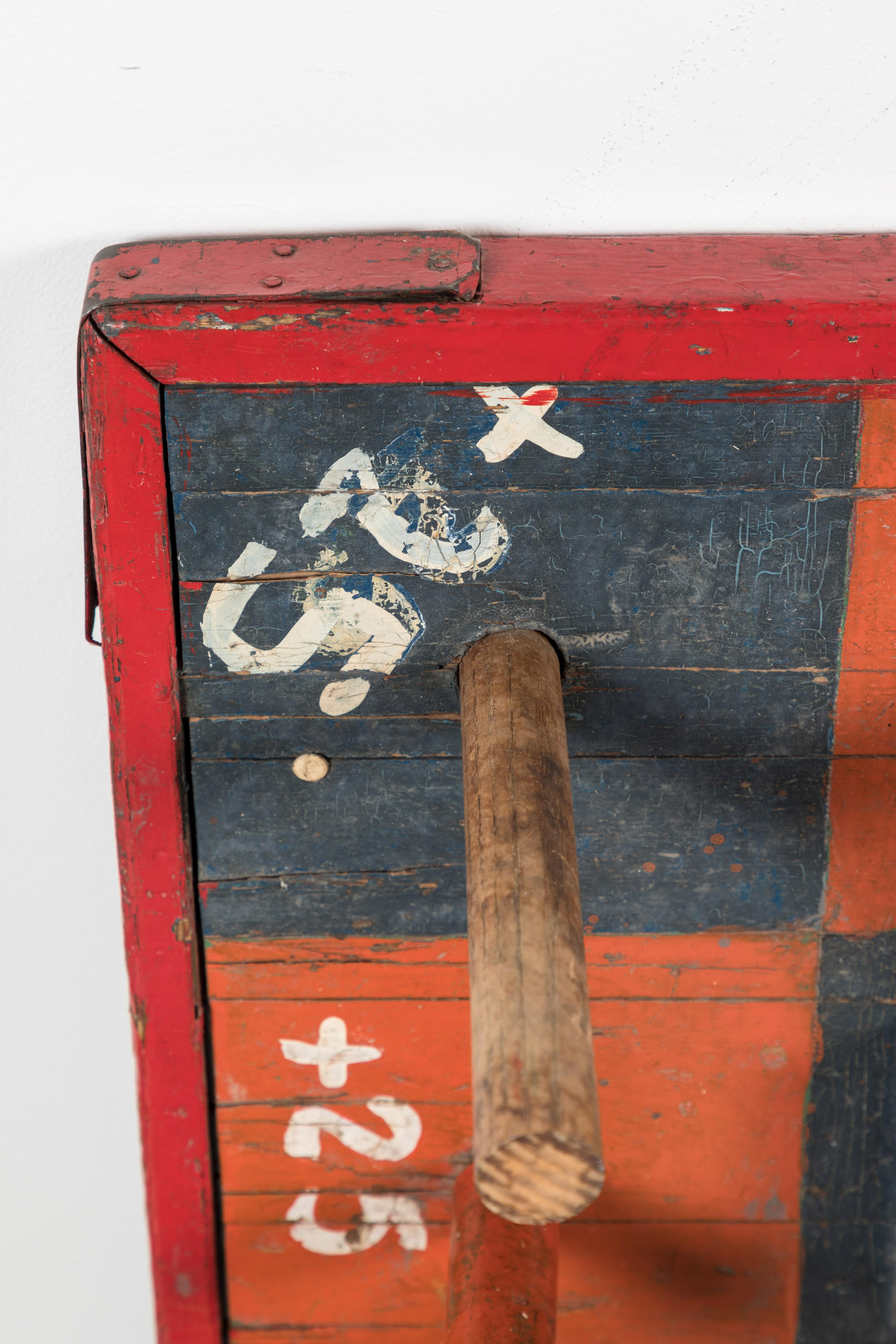Grande gioco vintage di lancio degli anelli da luna park. Arte da parete perfetta. Wood con vernice originale del parco. Questi sembrano essere pezzi unici realizzati da un giostraio per un carnevale itinerante. Punti bonus se riesci a mettere