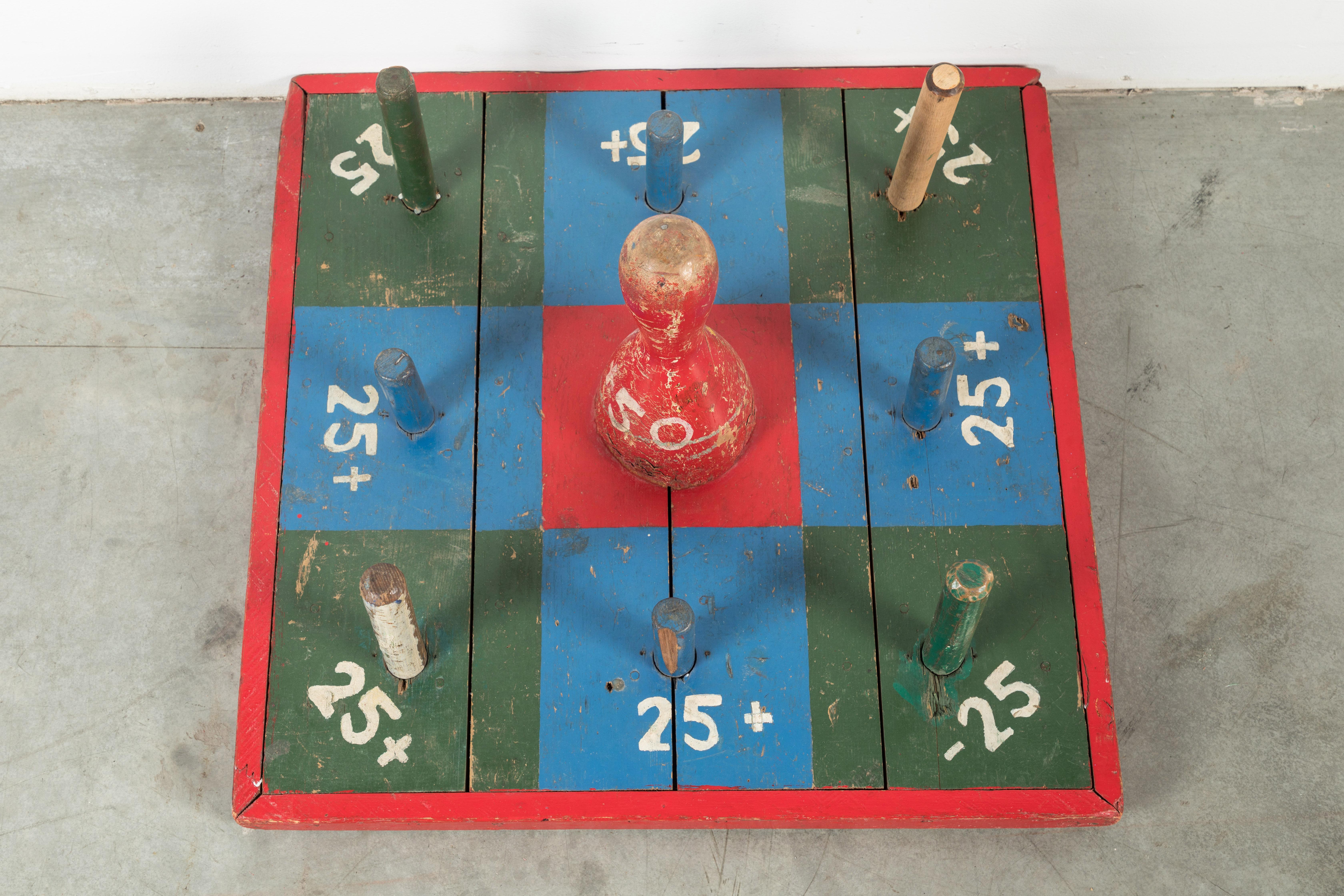 Grande gioco vintage di lancio degli anelli da luna park. Arte da parete perfetta. Wood con vernice originale del parco. Questi sembrano essere pezzi unici realizzati da un carnie per un luna park itinerante. Punti bonus se riesci a mettere l'anello