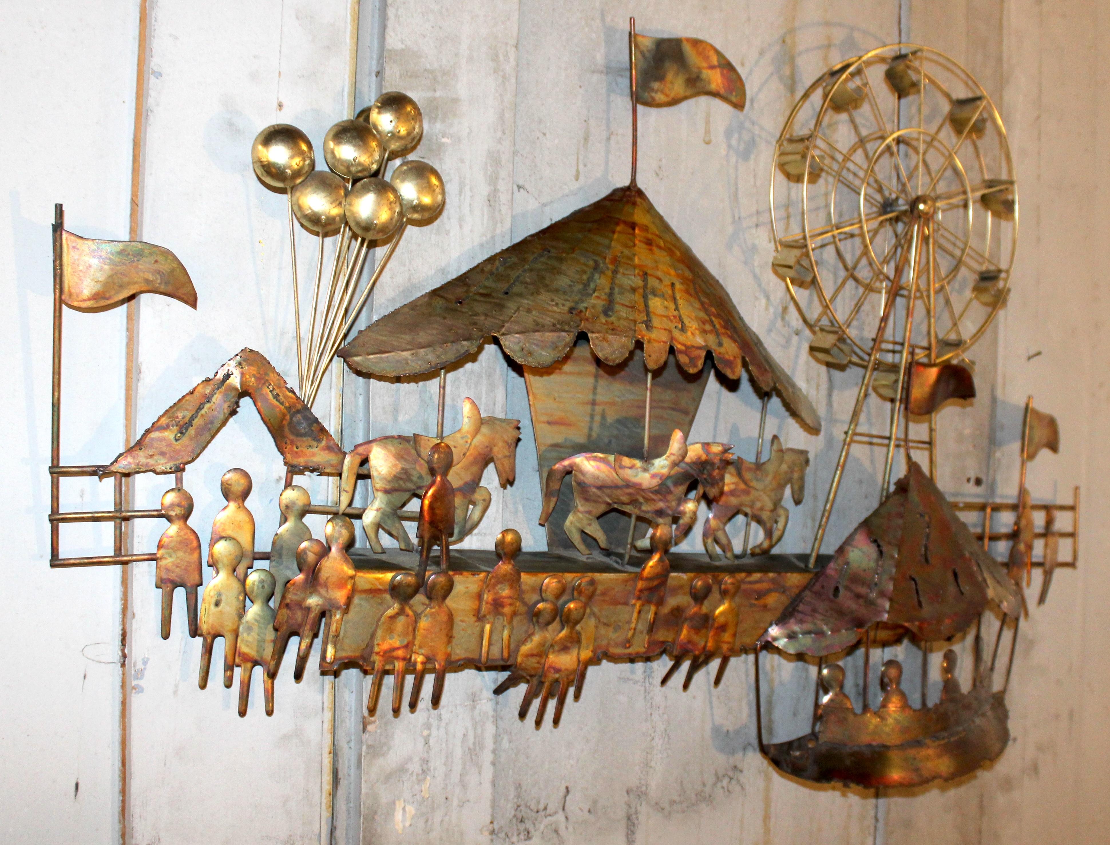 Auffällige Wandskulptur aus der Mitte des Jahrhunderts aus handgefertigtem Kupfer mit einer skurrilen und dynamischen Karnevalsszene. Dieses Vintage-Kunstwerk fängt die fröhliche Bewegung von Figuren, Fahrten und Festlichkeiten mit strukturierten