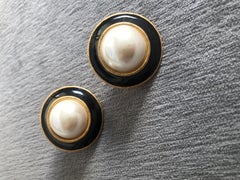 Orecchini a clip vintage Carolee in stile stilista francese con perle finte e smalto nero