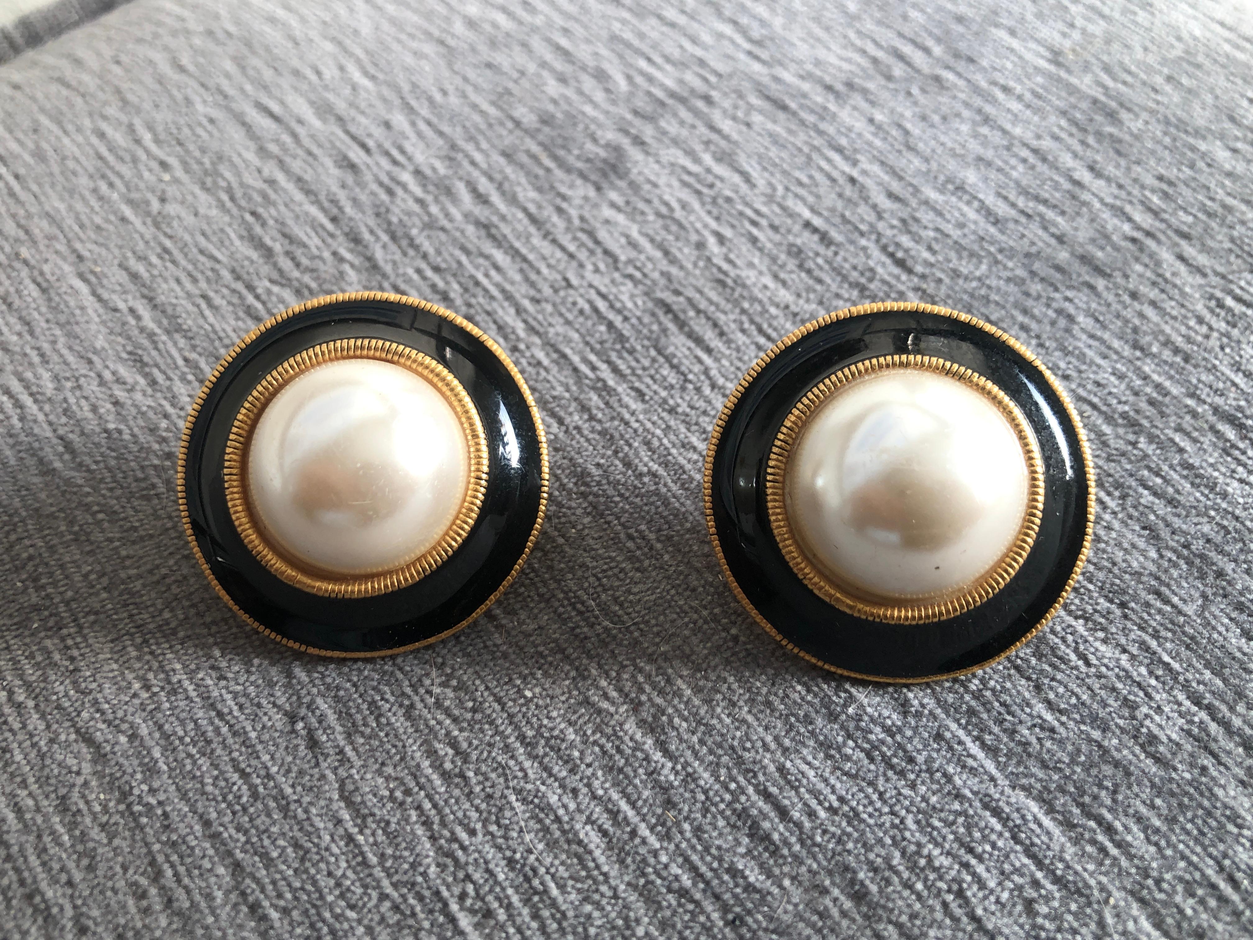 Clips d'oreilles vintage Carolee de style crateur franais en fausses perles et mail noir  Bon état - En vente à Palm Springs, CA