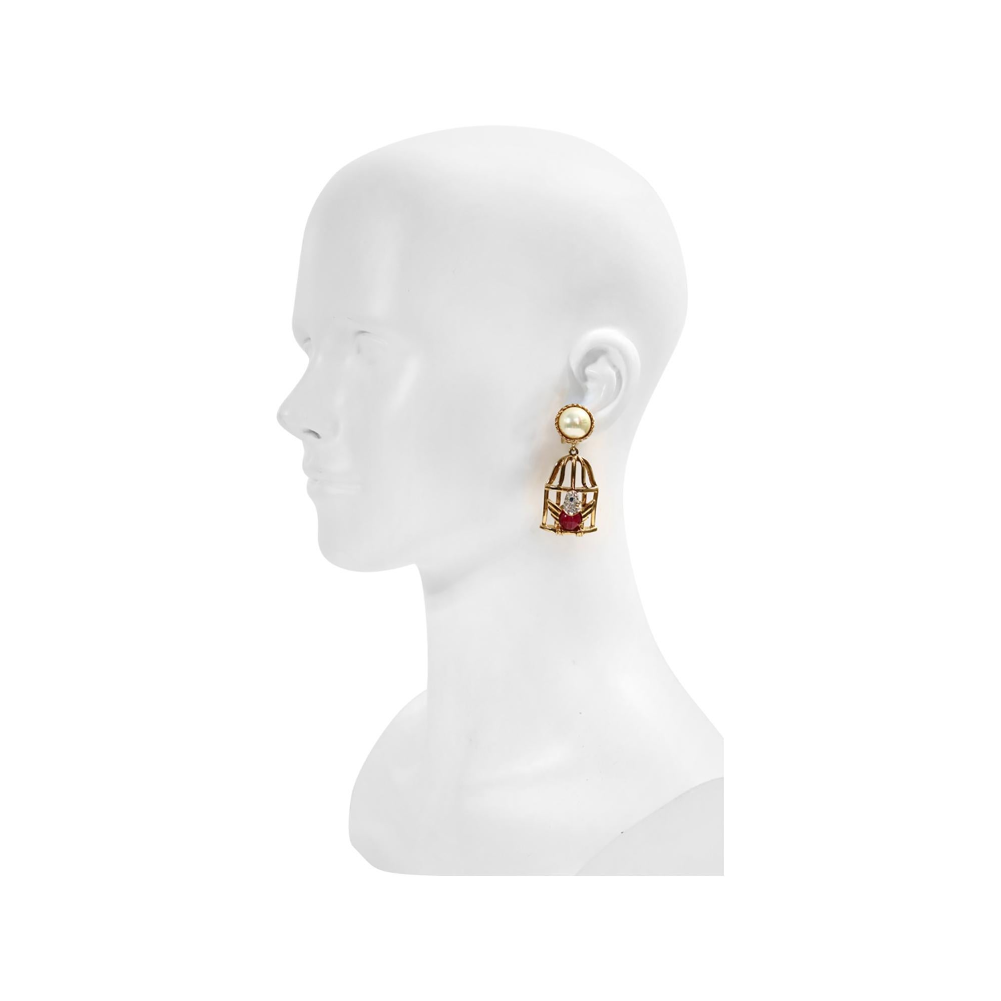 Pendientes de jaula vintage Carolee de oro y perlas de imitación, circa años 80 Moderno en venta