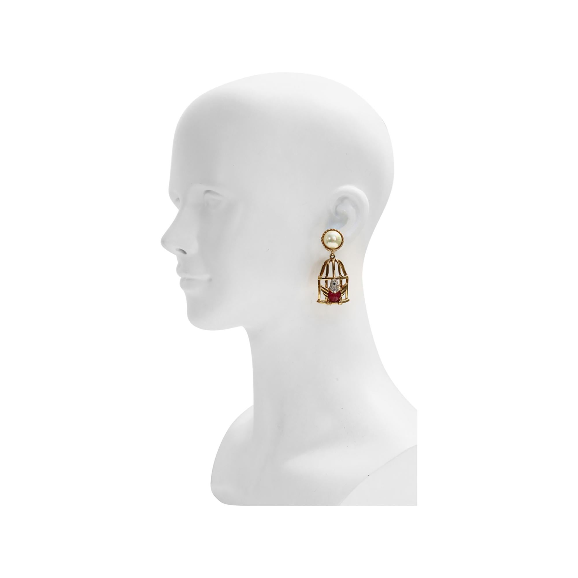 Pendientes de jaula vintage Carolee de oro y perlas de imitación, circa años 80 en Bueno estado para la venta en New York, NY