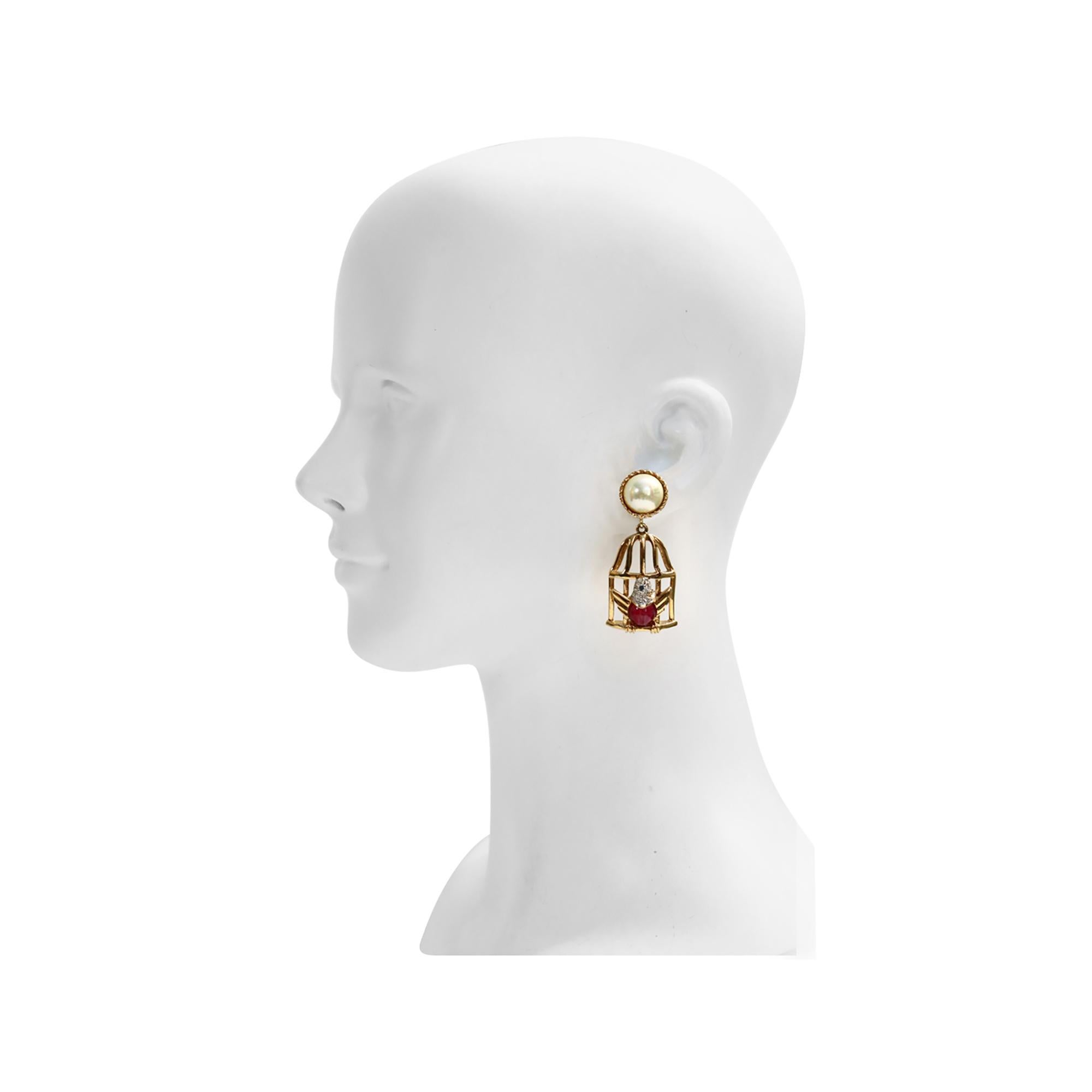 Femenino o masculino Pendientes de jaula vintage Carolee de oro y perlas de imitación, circa años 80 en venta