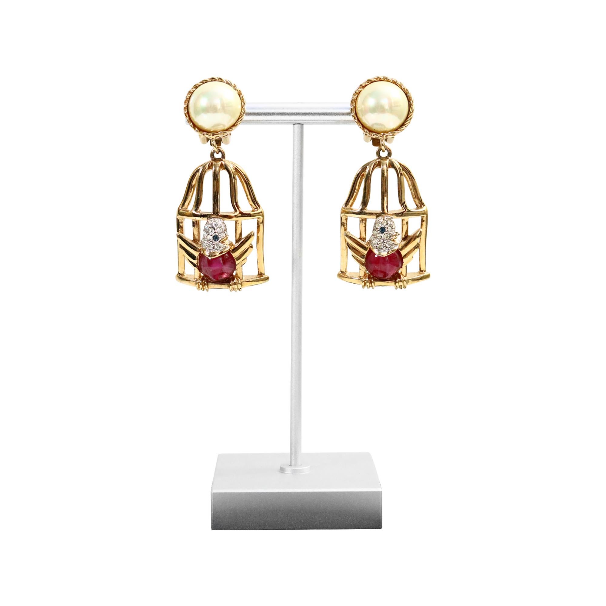 Pendientes de jaula vintage Carolee de oro y perlas de imitación, circa años 80 en venta 2