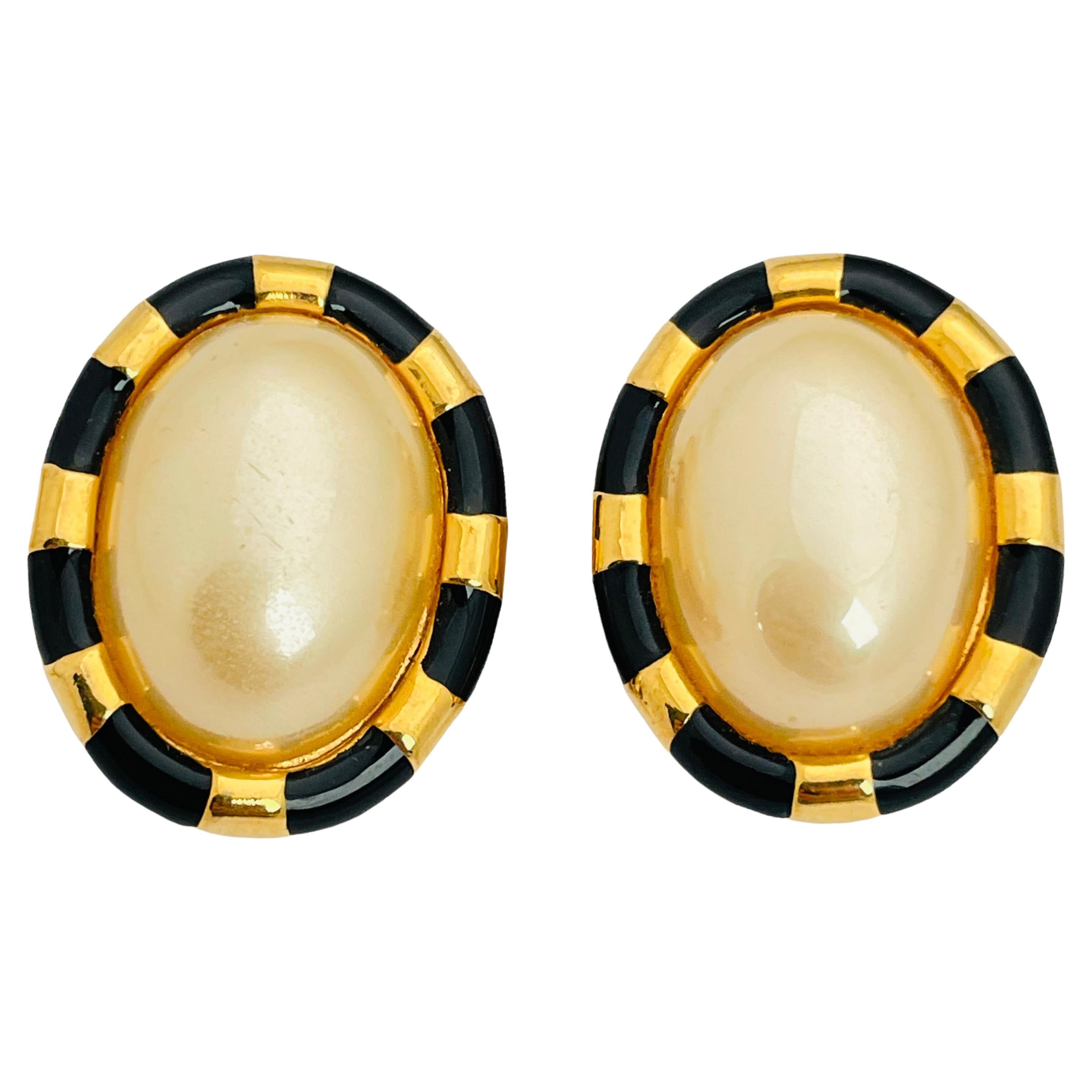 Vintage CAROLEE gold enamel pearl designer runway clip on earrings For Sale