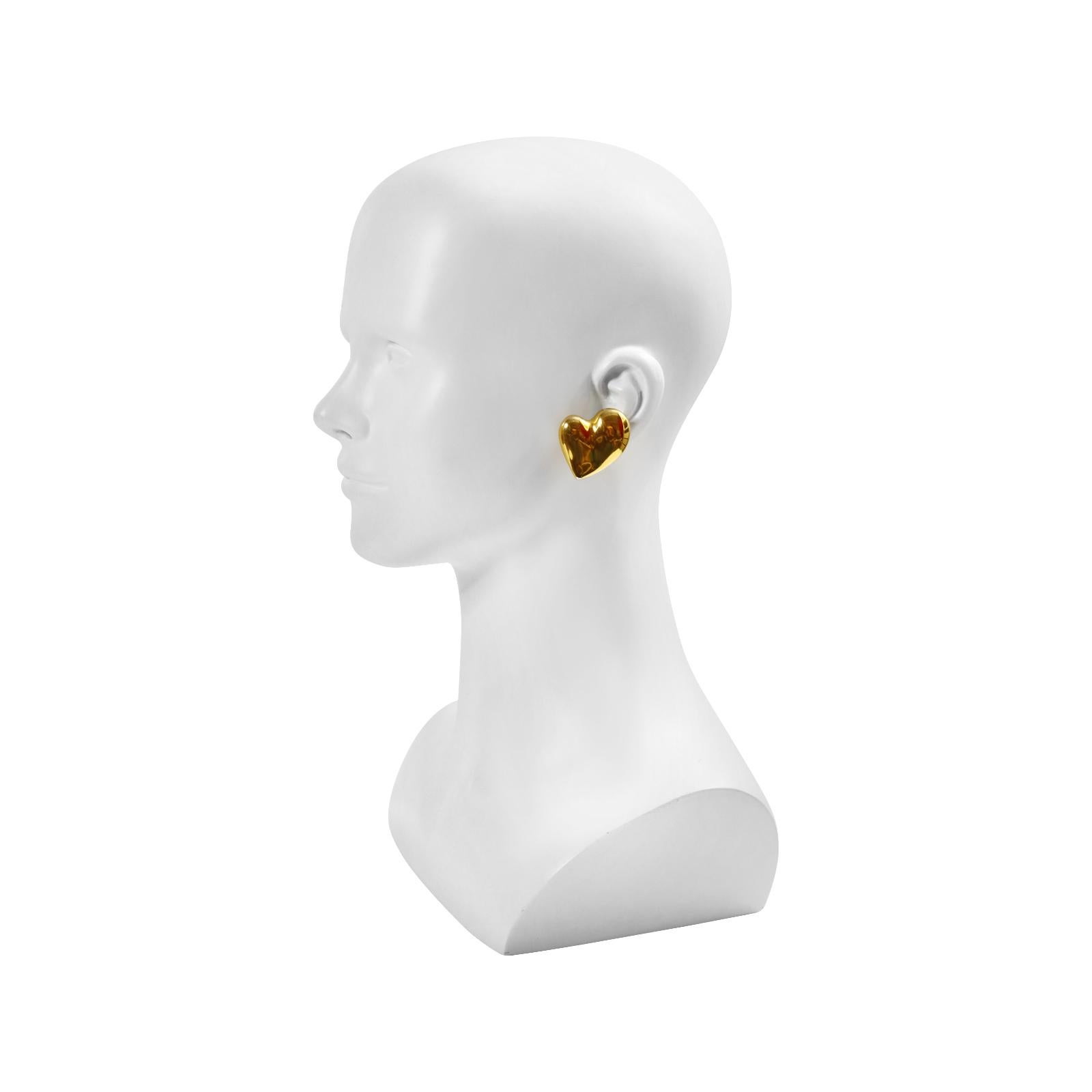 Boucles d'oreilles vintage Carolee en forme de coeur en or Circa 2000s Bon état - En vente à New York, NY