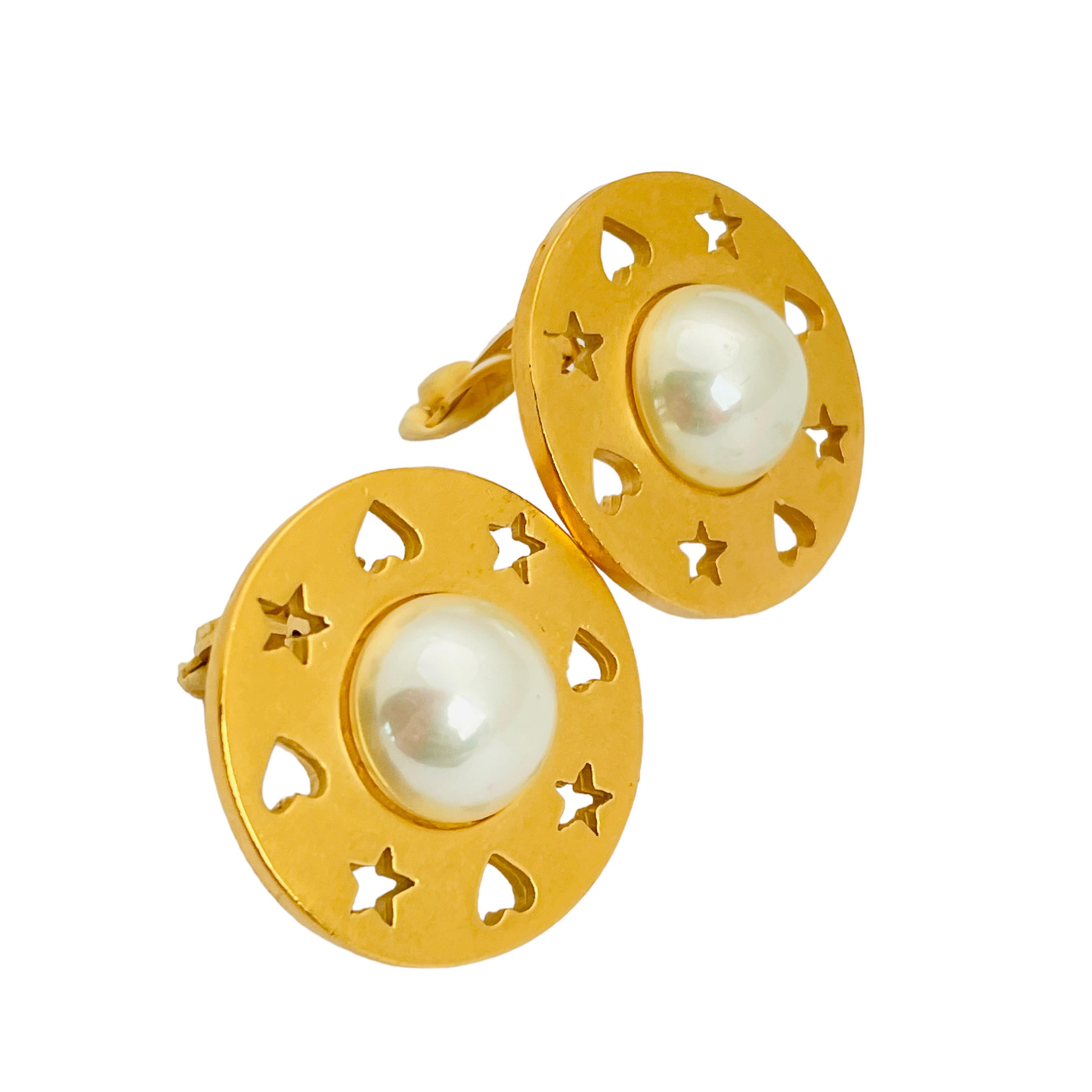 DETTAGLI

- firmato CAROLEE

- tono oro con perle

- orecchini a clip vintage di design per la passerella

MISURE

- 1,13