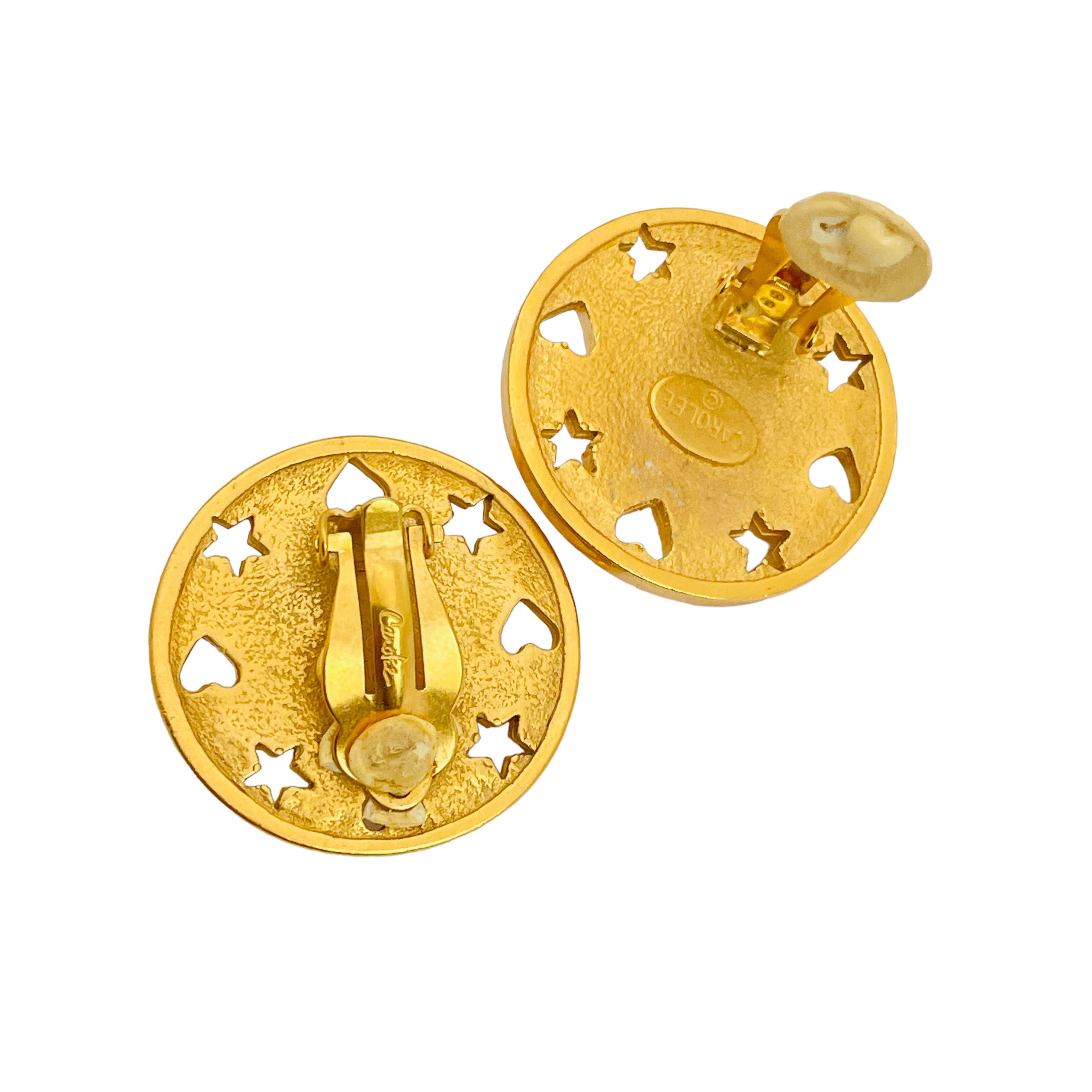 Orecchini a clip d'epoca CAROLEE in oro opaco con perle di design In condizioni buone in vendita a Palos Hills, IL