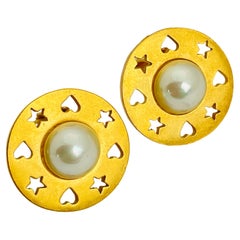 Vintage CAROLEE matte gold pearl designer runway clip on earrings