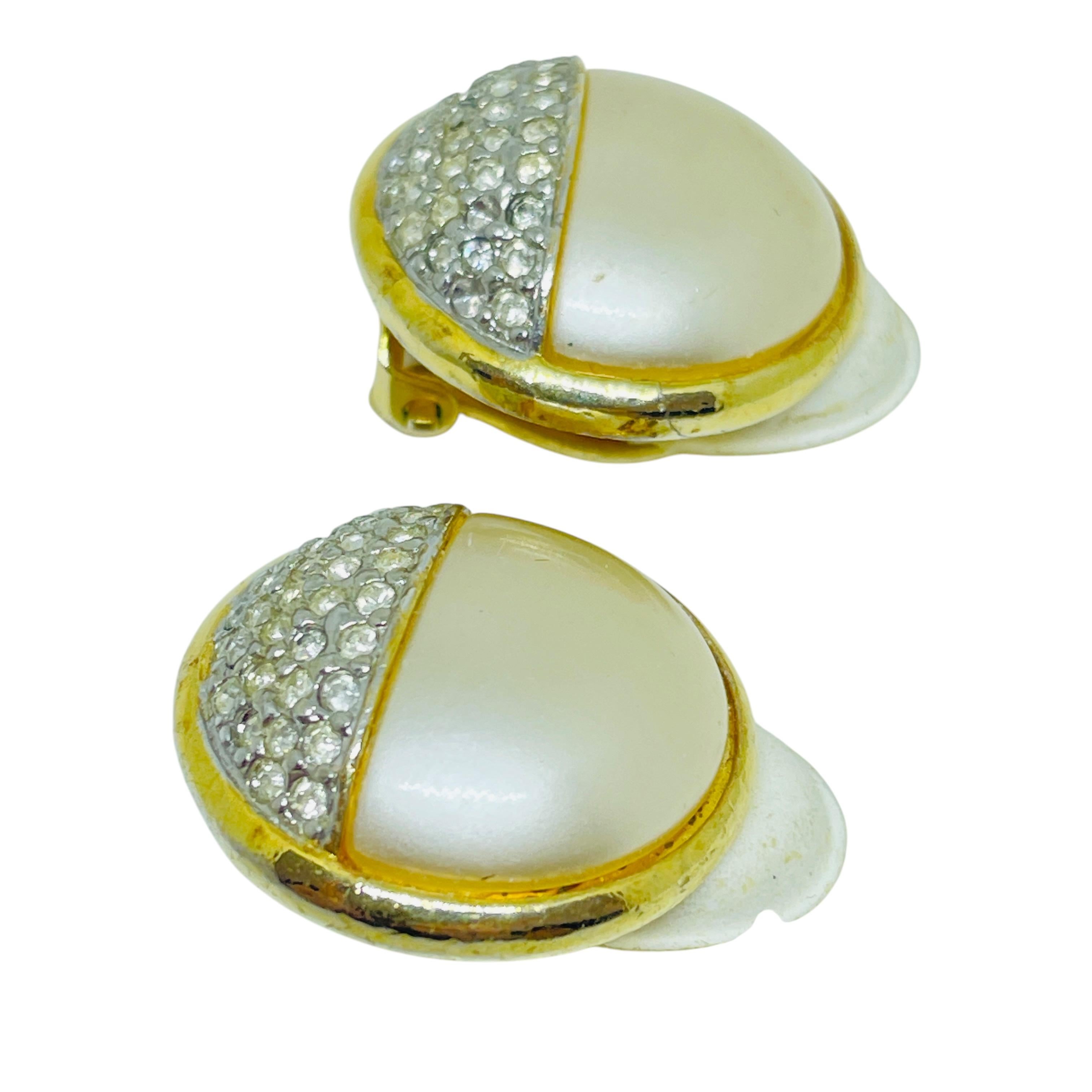 DETAILS

• signed CAROLEE

• gold tone with glass pearl snd rhinestones 

• vintage designer earrings 

MEASUREMENTS

•

CONDITION

• very good vintage condition with minimal signs of wear

Sku 51

❤️❤️ VINTAGE DESIGNER JEWELRY ❤️❤️

❤️❤️