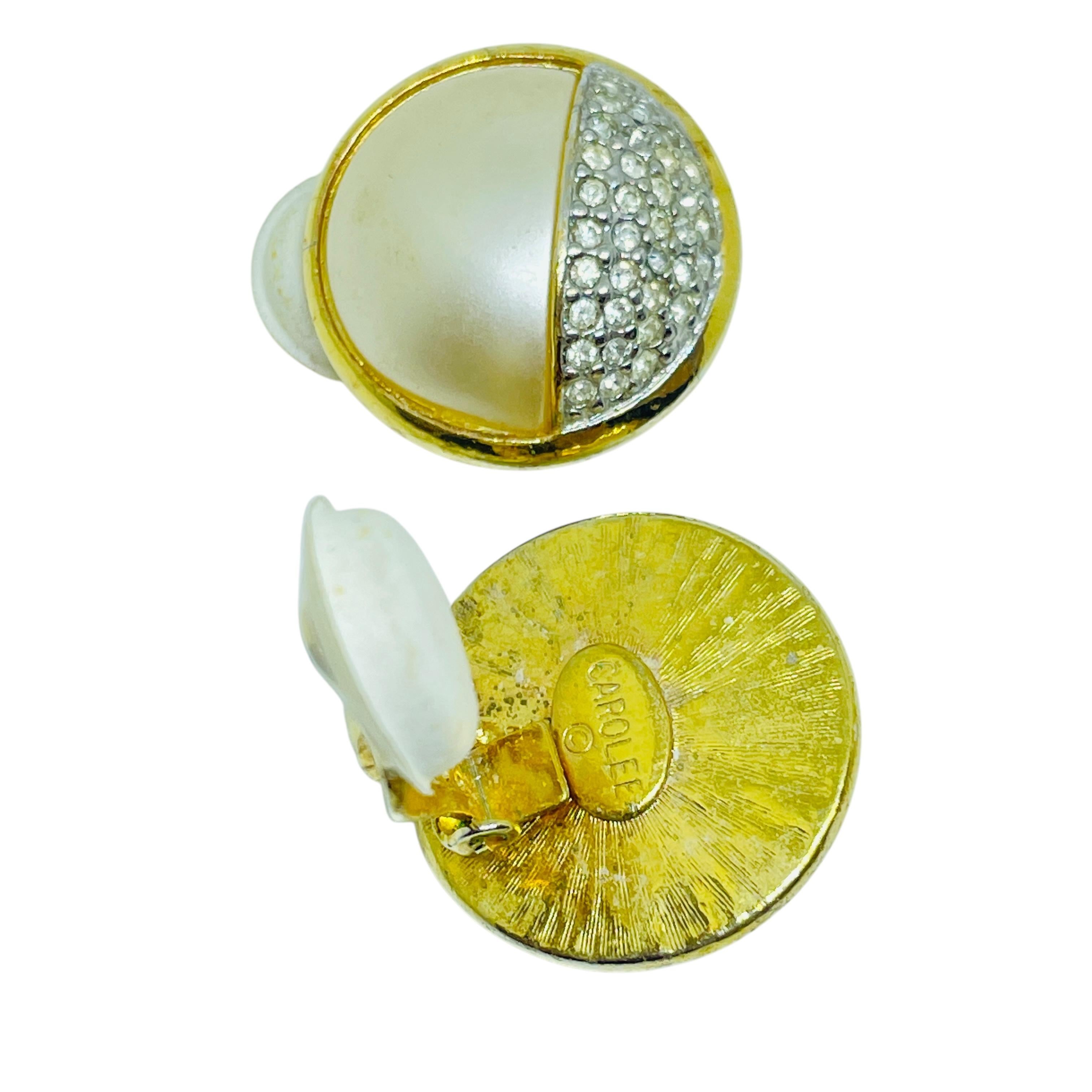 Vintage CAROLEE signed gold faux pearl rhinestone designer clip on earrings In Good Condition For Sale In Palos Hills, IL