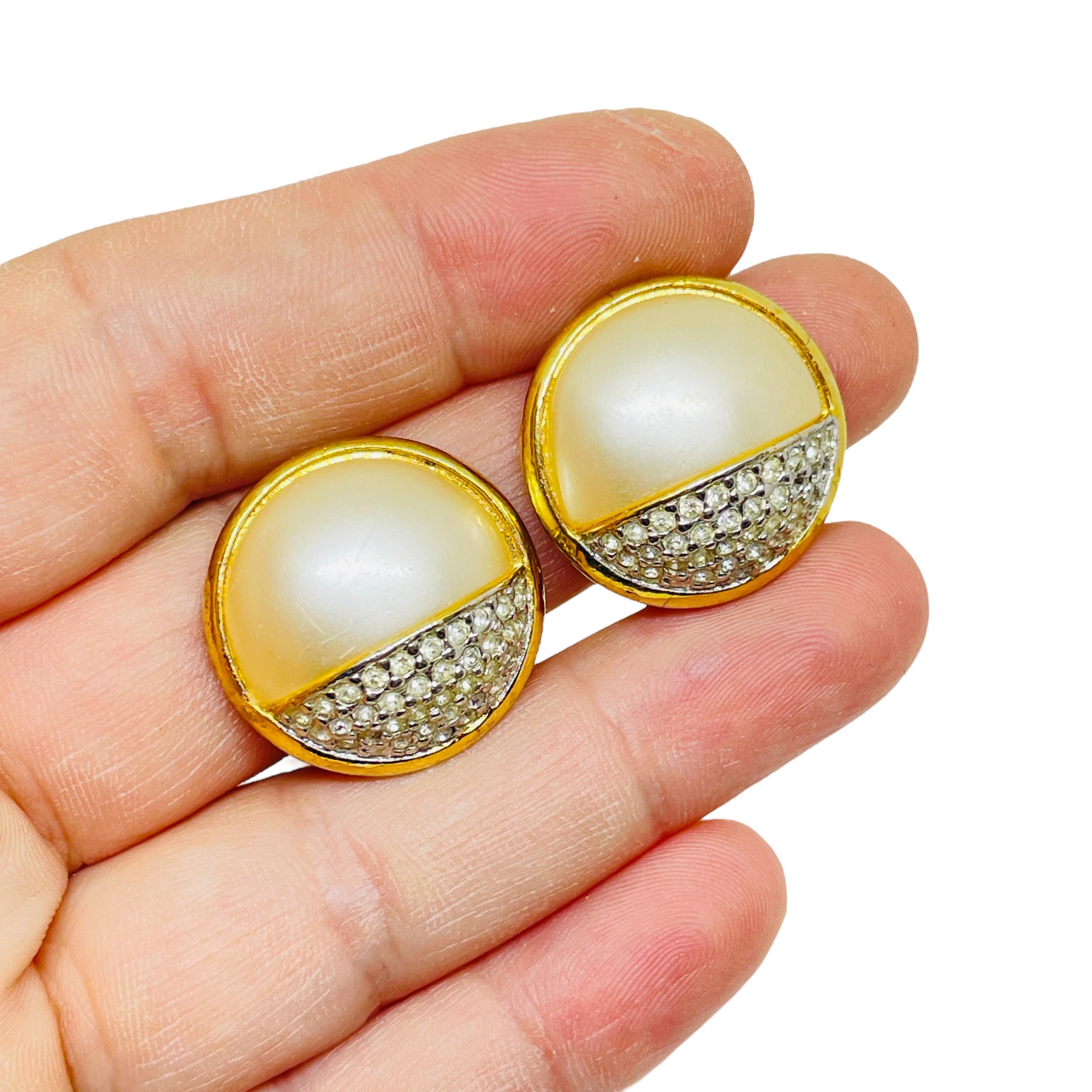 Women's Vintage CAROLEE signed gold faux pearl rhinestone designer clip on earrings For Sale