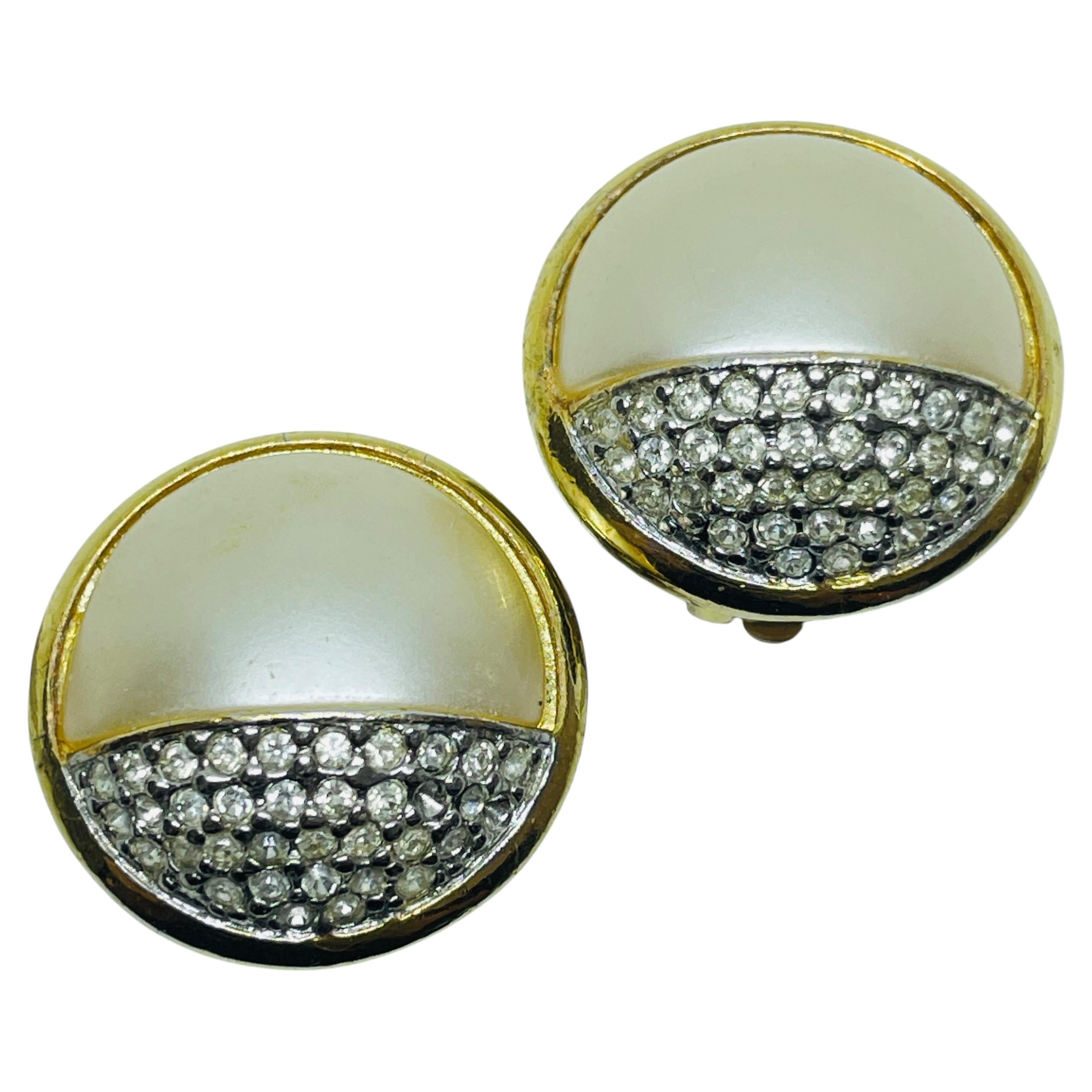 Vintage CAROLEE signed gold faux pearl rhinestone designer clip on earrings For Sale