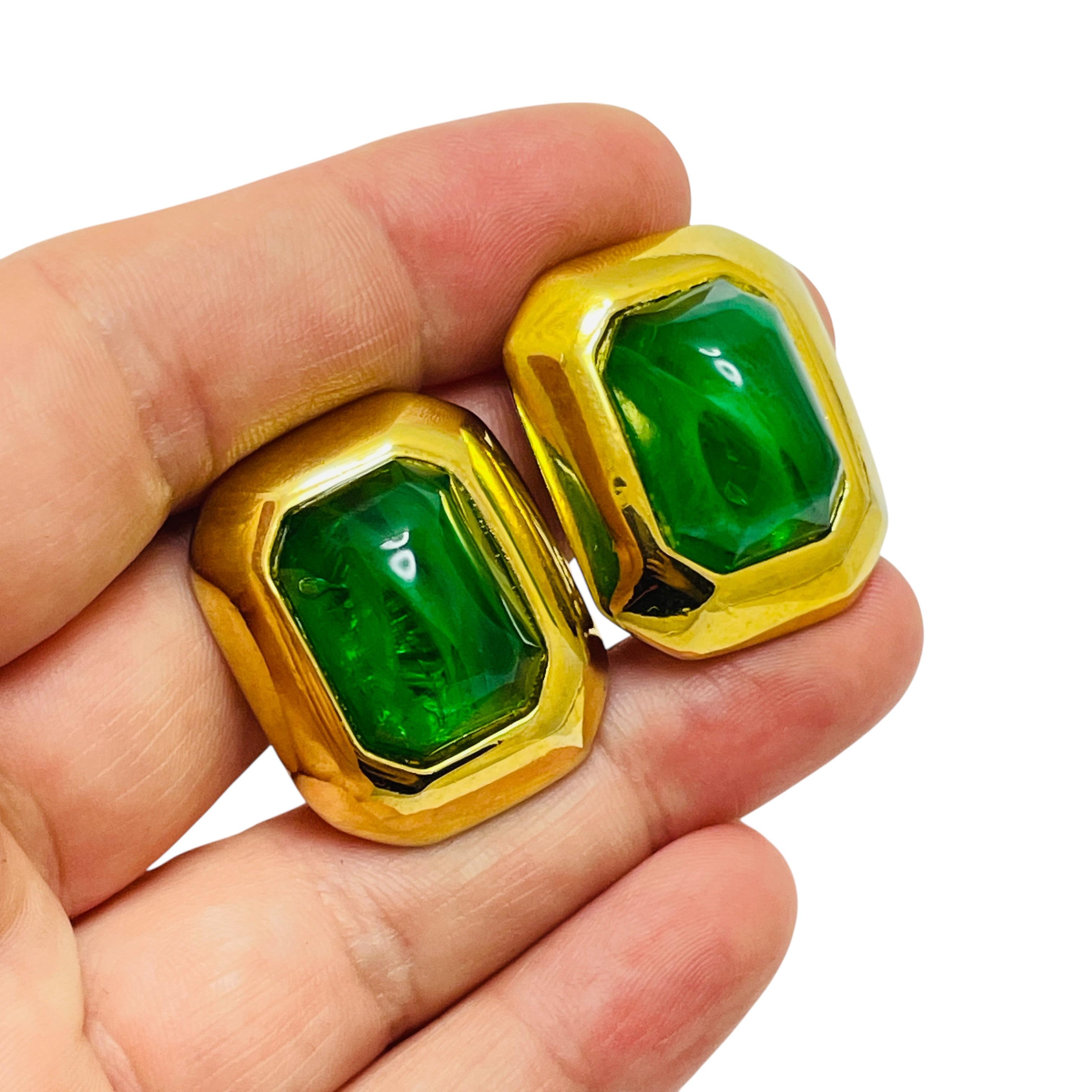 Women's Vintage CAROLEE signed gold tone emerald green glass designer clip on earrings For Sale