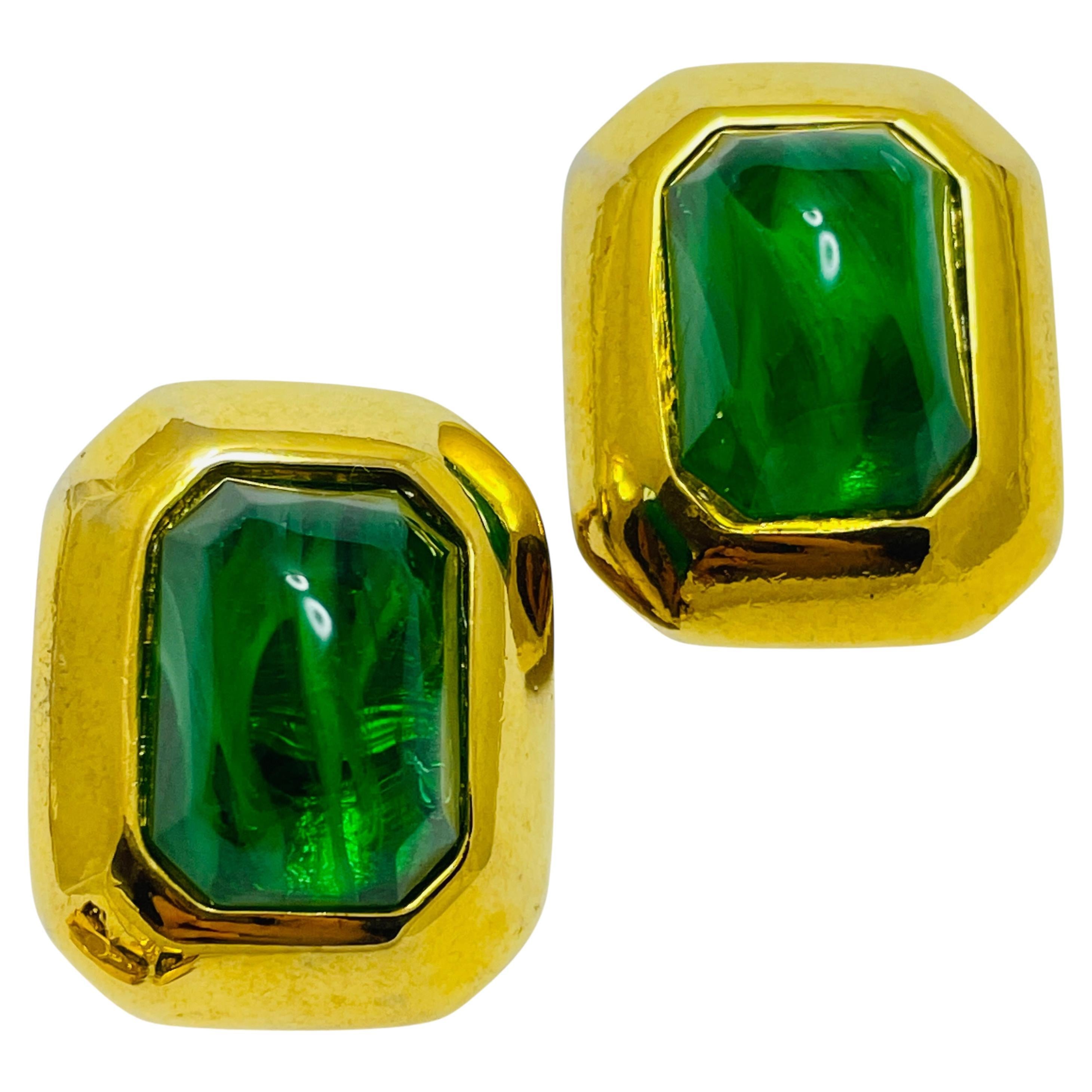 Vintage CAROLEE signed gold tone emerald green glass designer clip on earrings For Sale