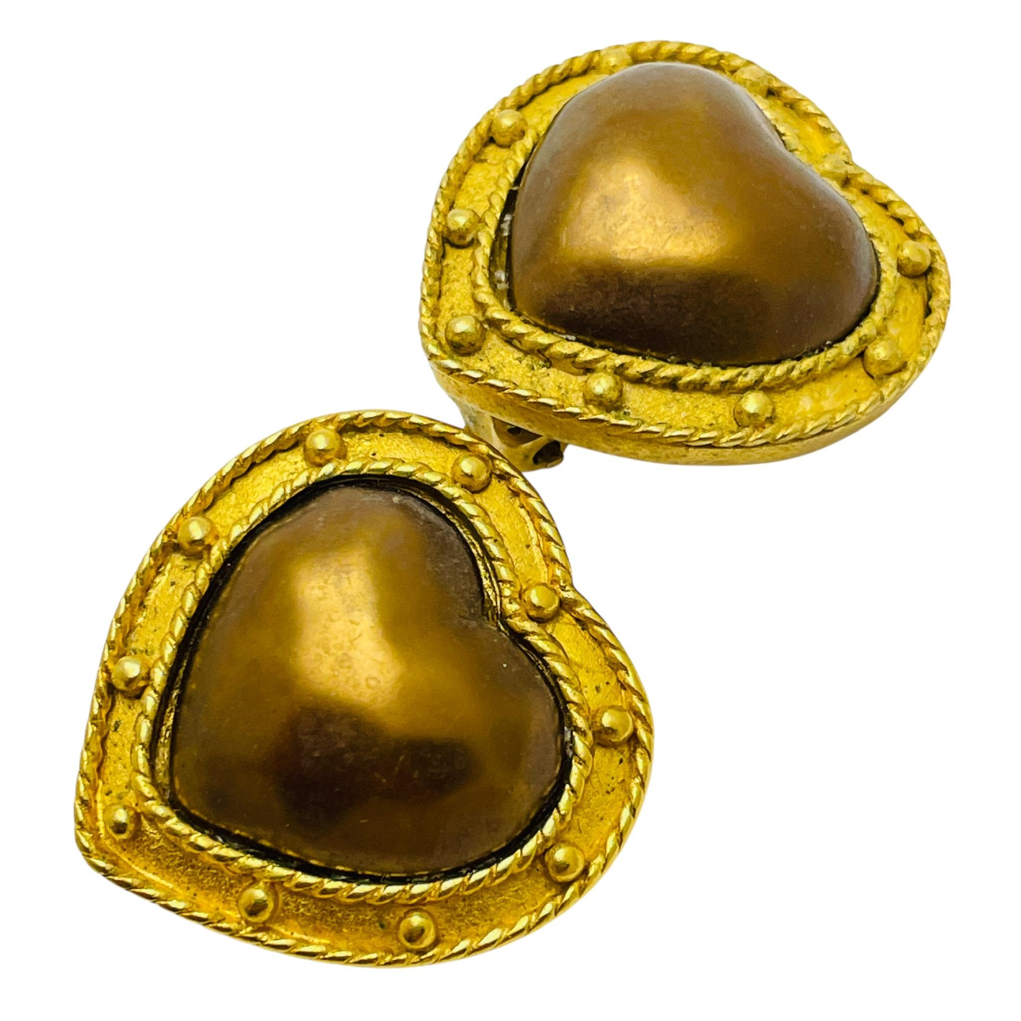 DETTAGLI

- firmato Carolee 

- tono oro con perle finte

- orecchini vintage di design 

MISURE  

- 

CONDIZIONE

-  ottime condizioni vintage con minimi segni di usura 

 Sku 48

❤️❤️  GIOIELLI VINTAGE DI DESIGN ❤️❤️

❤️❤️  ALEXANDER'S BOUTIQUE 