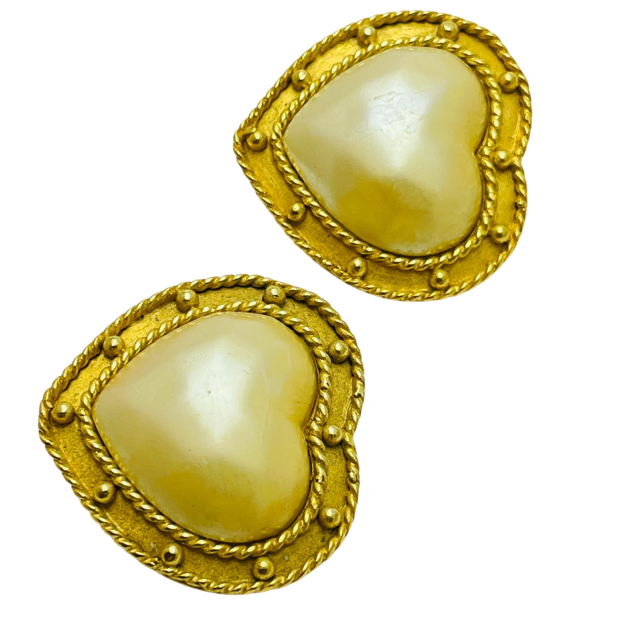DETAILS

• signed CAROLEE 

• gold tone with faux pearl 

• vintage designer earrings 

MEASUREMENTS  

• 

CONDITION

•  very good vintage condition with minimal signs of wear 

 Sku 48

❤️❤️  VINTAGE DESIGNER JEWELRY ❤️❤️

❤️❤️  ALEXANDER’S