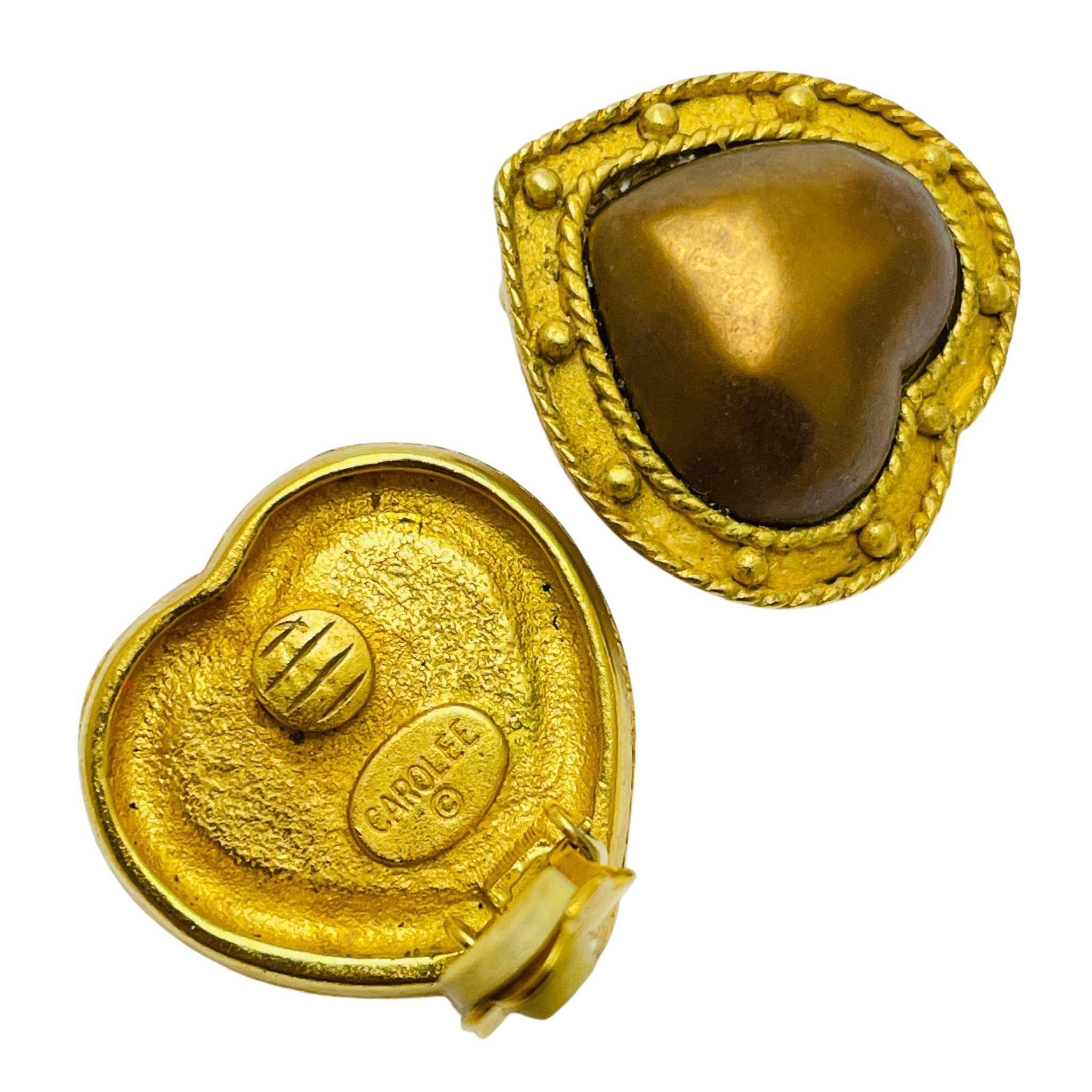 Orecchini a clip d'epoca firmati Carolee con perle finte in tono dorato In condizioni buone in vendita a Palos Hills, IL