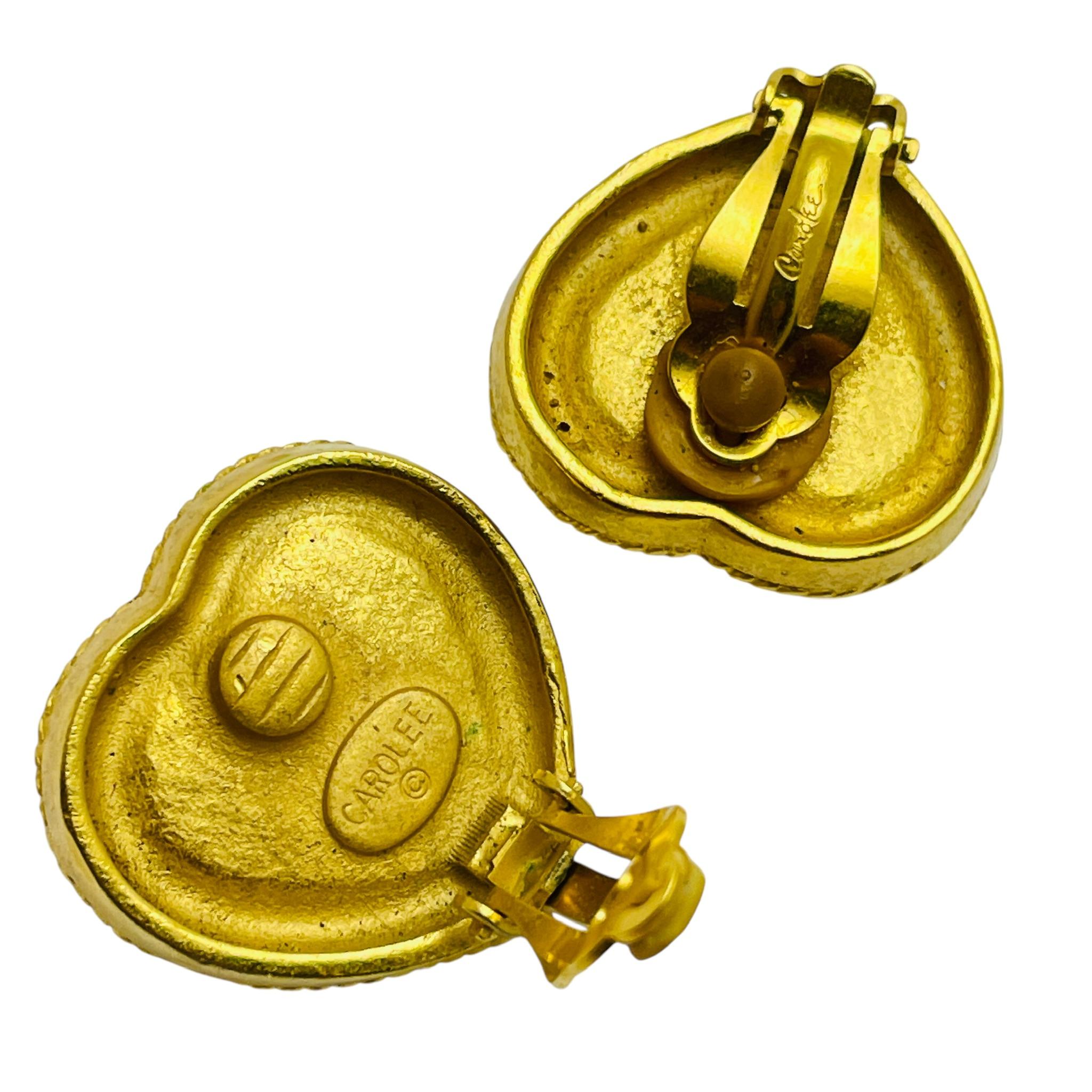 Vintage CAROLEE signed gold tone faux pearl designer clip on earrings In Good Condition For Sale In Palos Hills, IL