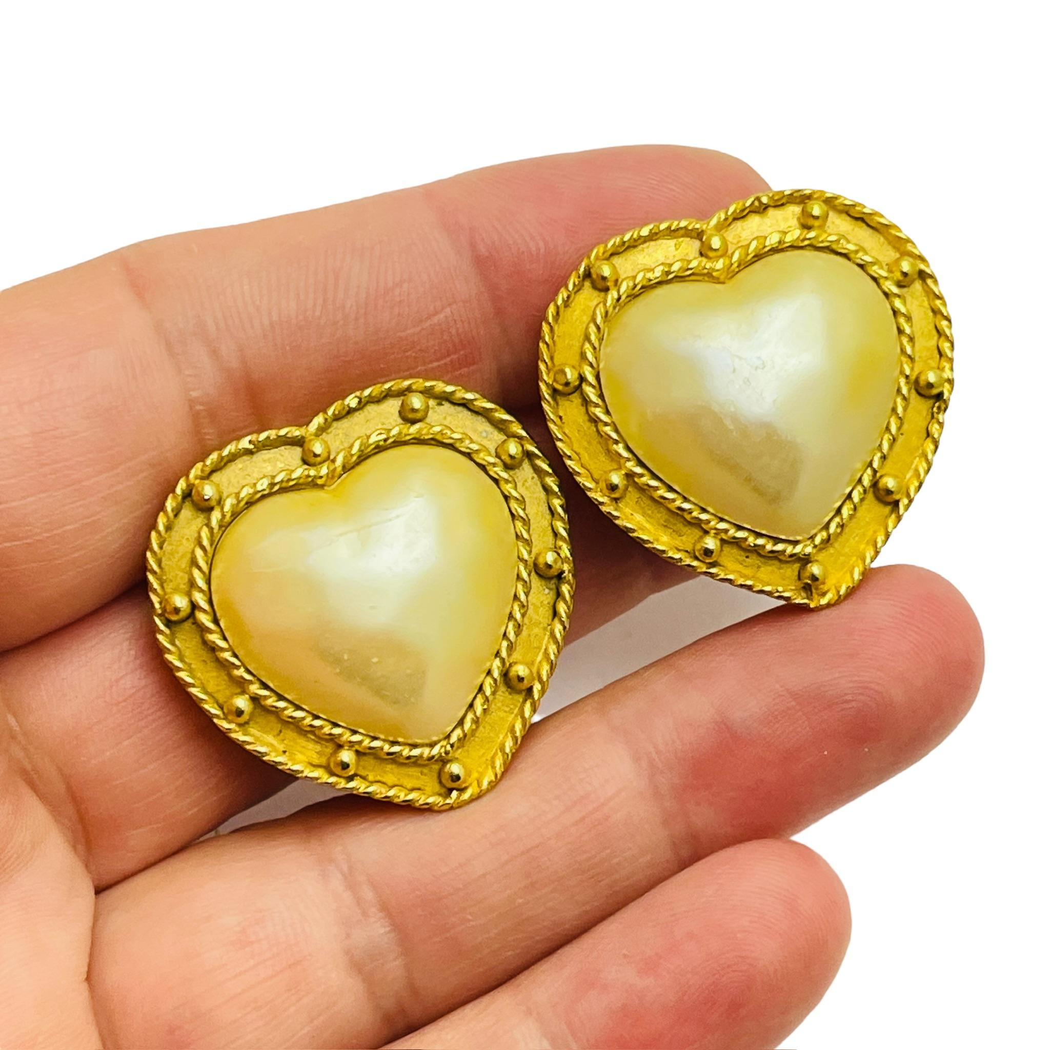 Women's Vintage CAROLEE signed gold tone faux pearl designer clip on earrings For Sale