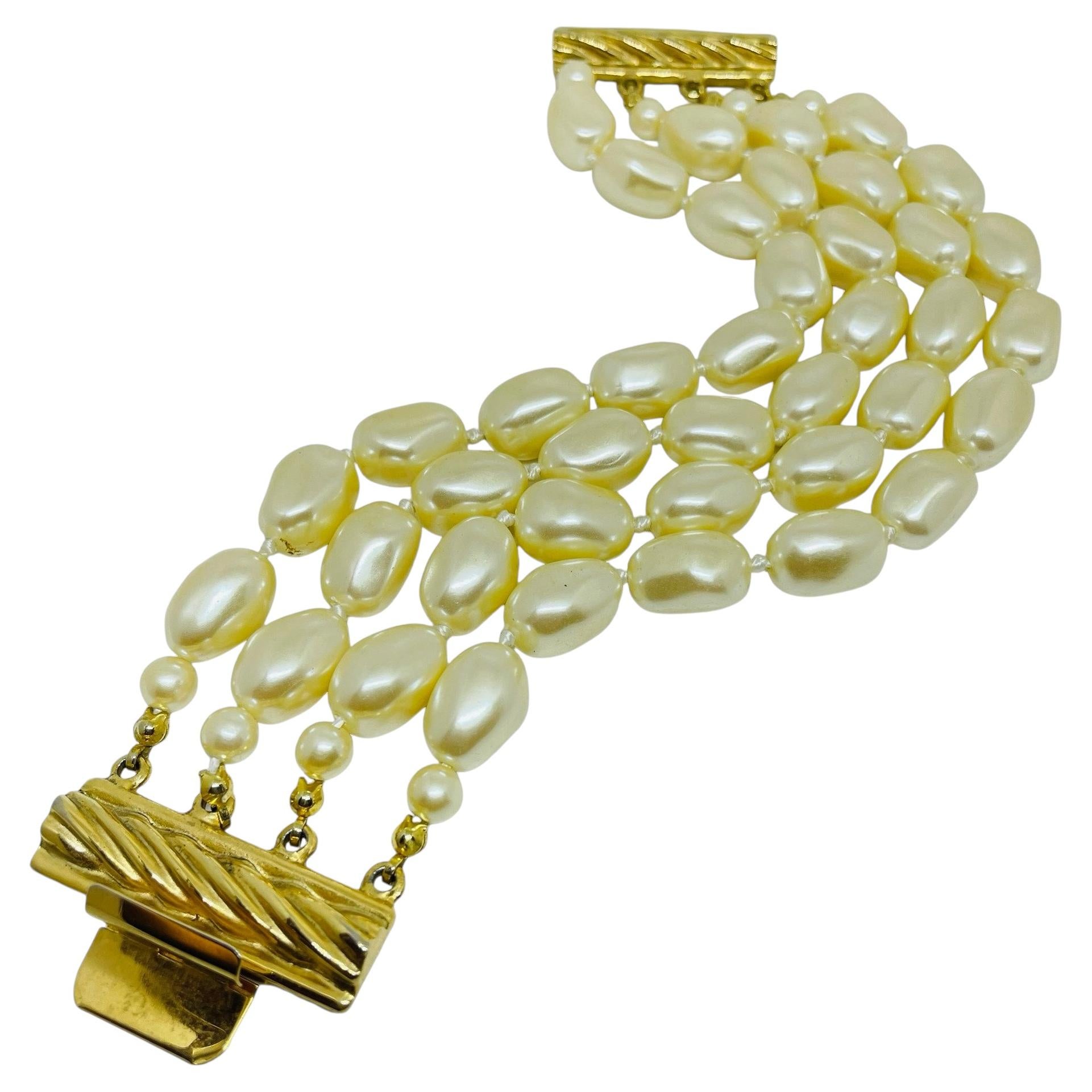 Bracciale d'epoca firmato Carolee con perle finte a più fili in tonalità oro