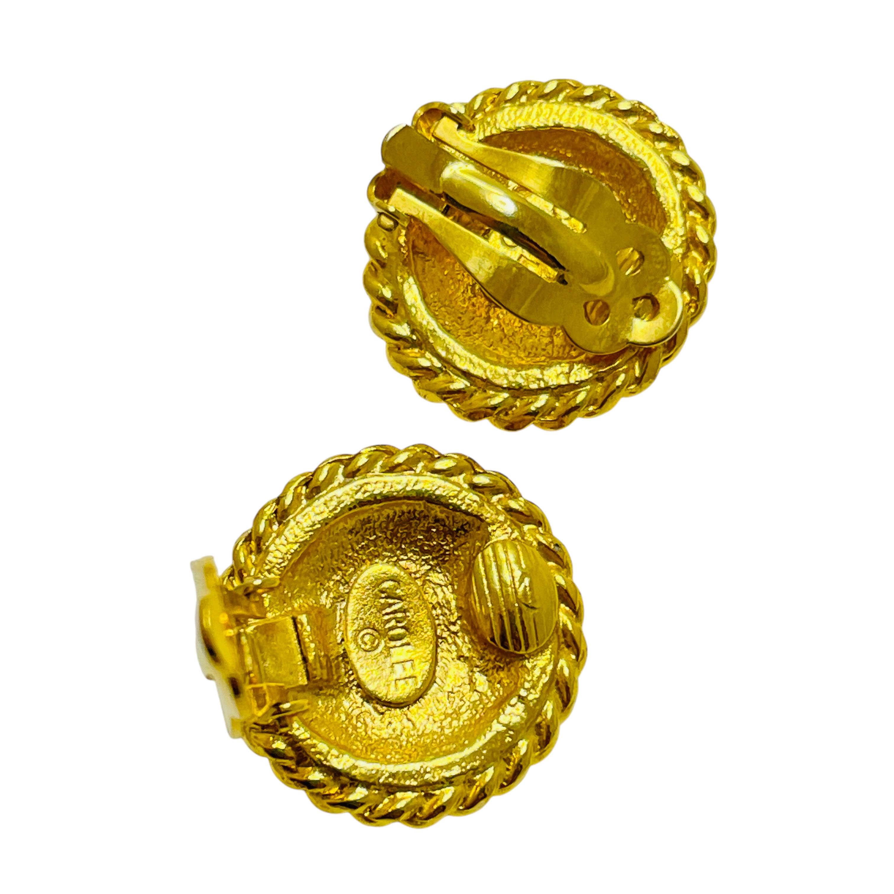 Vintage CAROLEE signed gold tone nautical anchor designer clip on earrings In Good Condition For Sale In Palos Hills, IL