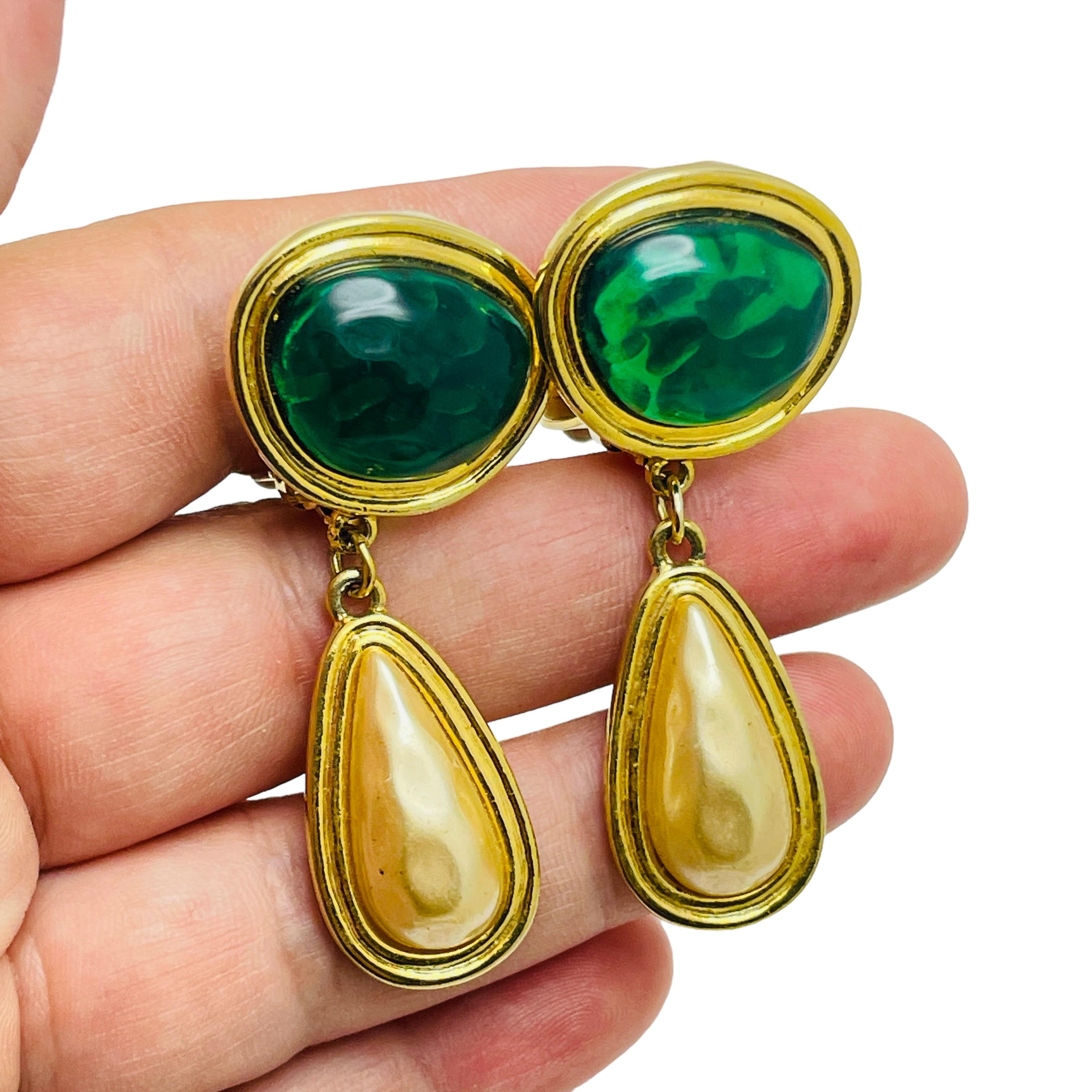 De las mujeres Pendientes de clip de diseño vintage CAROLEE firmados en vidrio vertido en tono dorado en venta