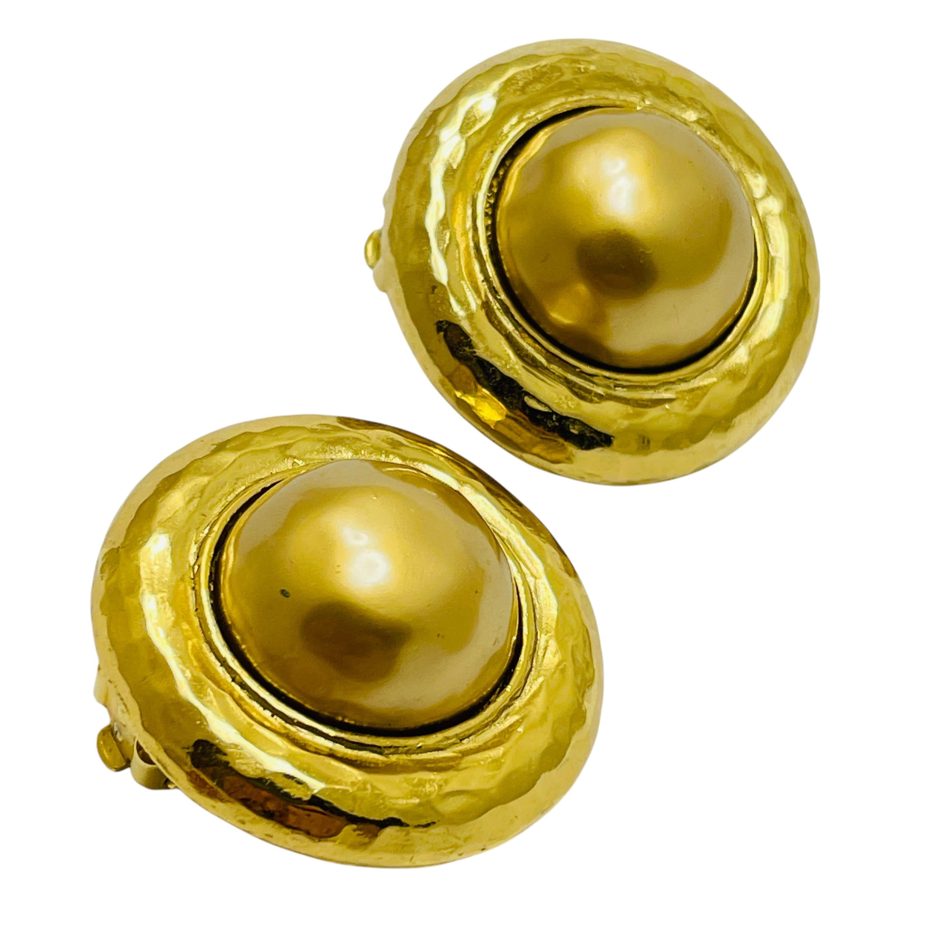 DETALLES

- firmado CAROLEE 

- tono dorado con perla de imitación

- pendientes vintage de diseño

MEDIDAS  

- 

CONDICIÓN

-  muy buen estado vintage con mínimos signos de desgaste 

 Código 49

❤️❤️  JOYAS DE DISEÑO VINTAGE ❤️❤️

❤️❤️  BOUTIQUE