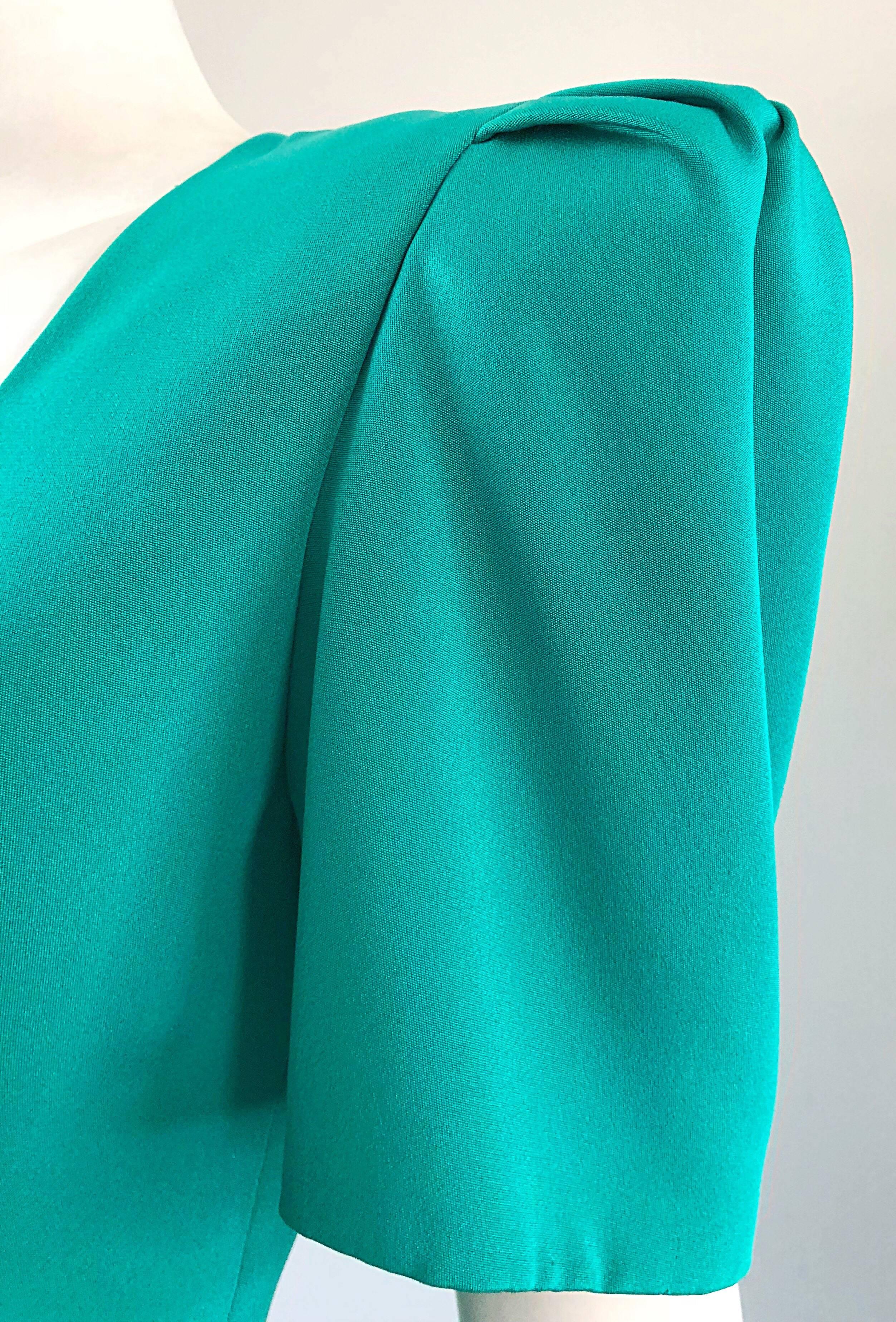 Vintage Carolina Herrera Size 6 1980s Kelly Green Strong Shoulder Silk 80s Dress In Excellent Condition In San Diego, CA