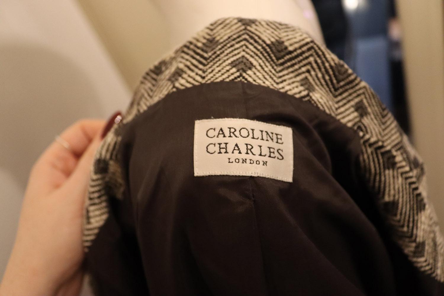 Una chaqueta vintage elegante y fácil de llevar de  Caroline Charles.  La chaqueta está confeccionada en un tejido texturizado en blanco y negro, y tiene cuello recortado, abertura con cuatro botones y dos bolsillos de parche. La chaqueta está