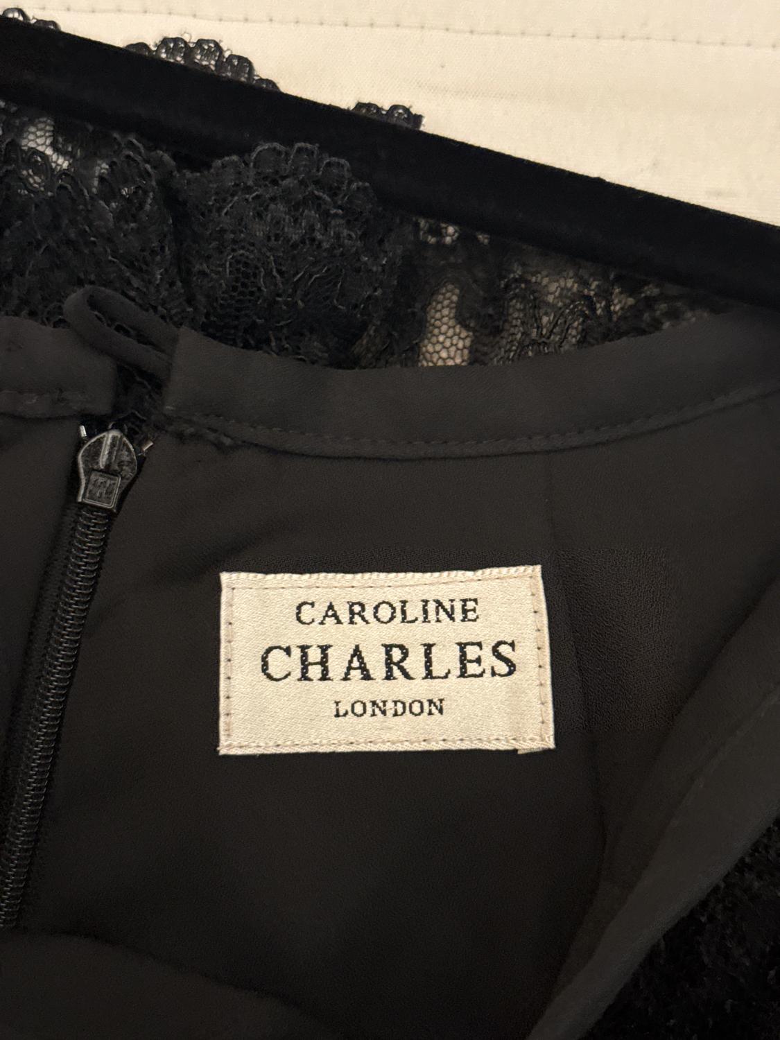 Una divertente gonna vintage di Caroline Charles. La gonna nera ha meravigliosi strati di pizzo e ha un'apertura posteriore a sorso. È completamente foderato. Taglia 12 UK. Misure Vita 27'', lunghezza 32''.