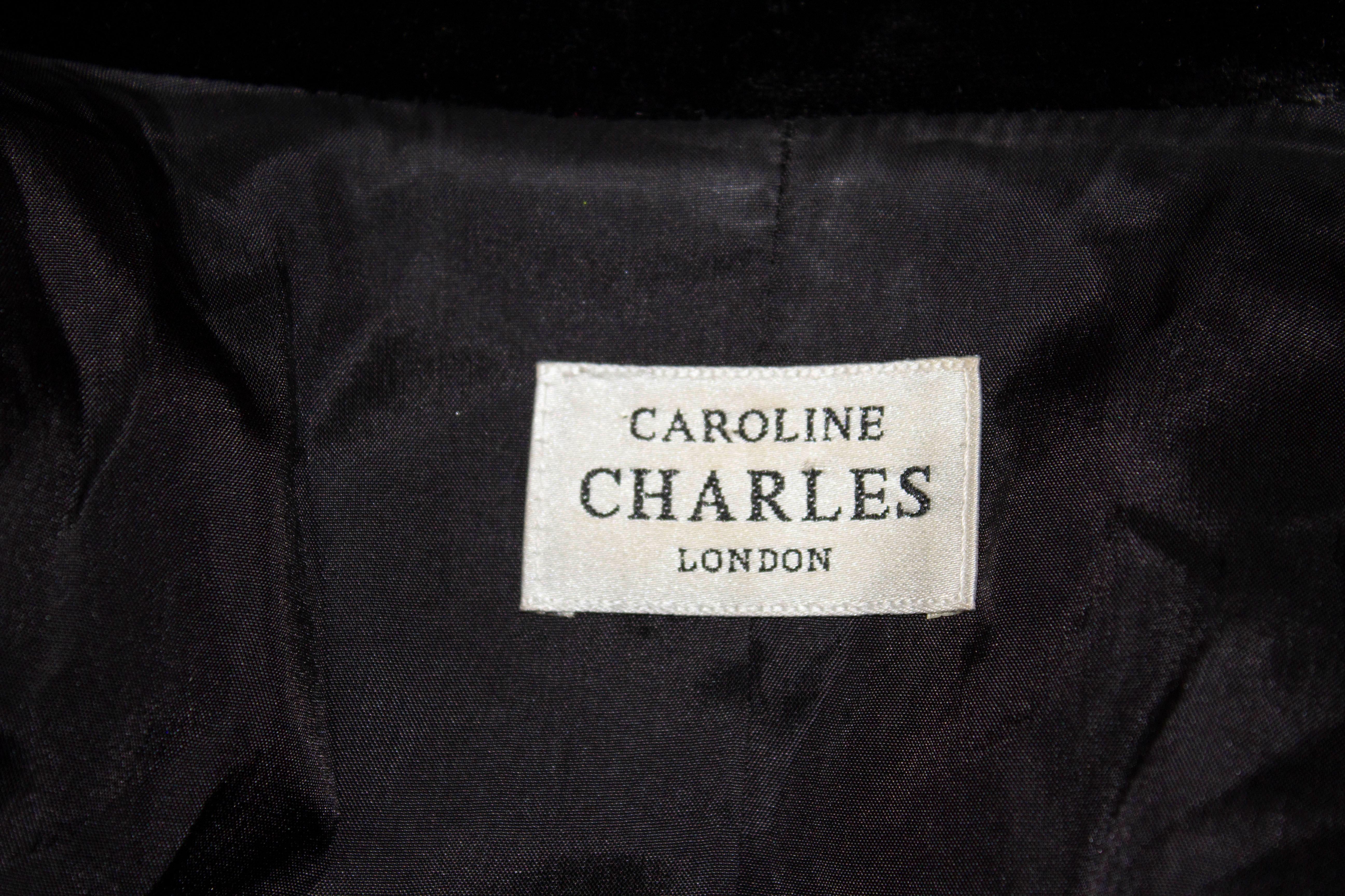 Eine umwerfende Samtjacke von Caroline Charles. Die Jacke ist aus weichem geripptem Samt in einem hübschen Mix aus Rosa und Schwarz. Es hat eine Öffnung mit vier Knöpfen, eine ausgeschnittene Vorderseite und ist vollständig gefüttert.
UK Größe 12,