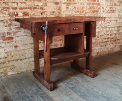 Banco de trabajo de carpintero vintage con cajones y cubos de almacenamiento