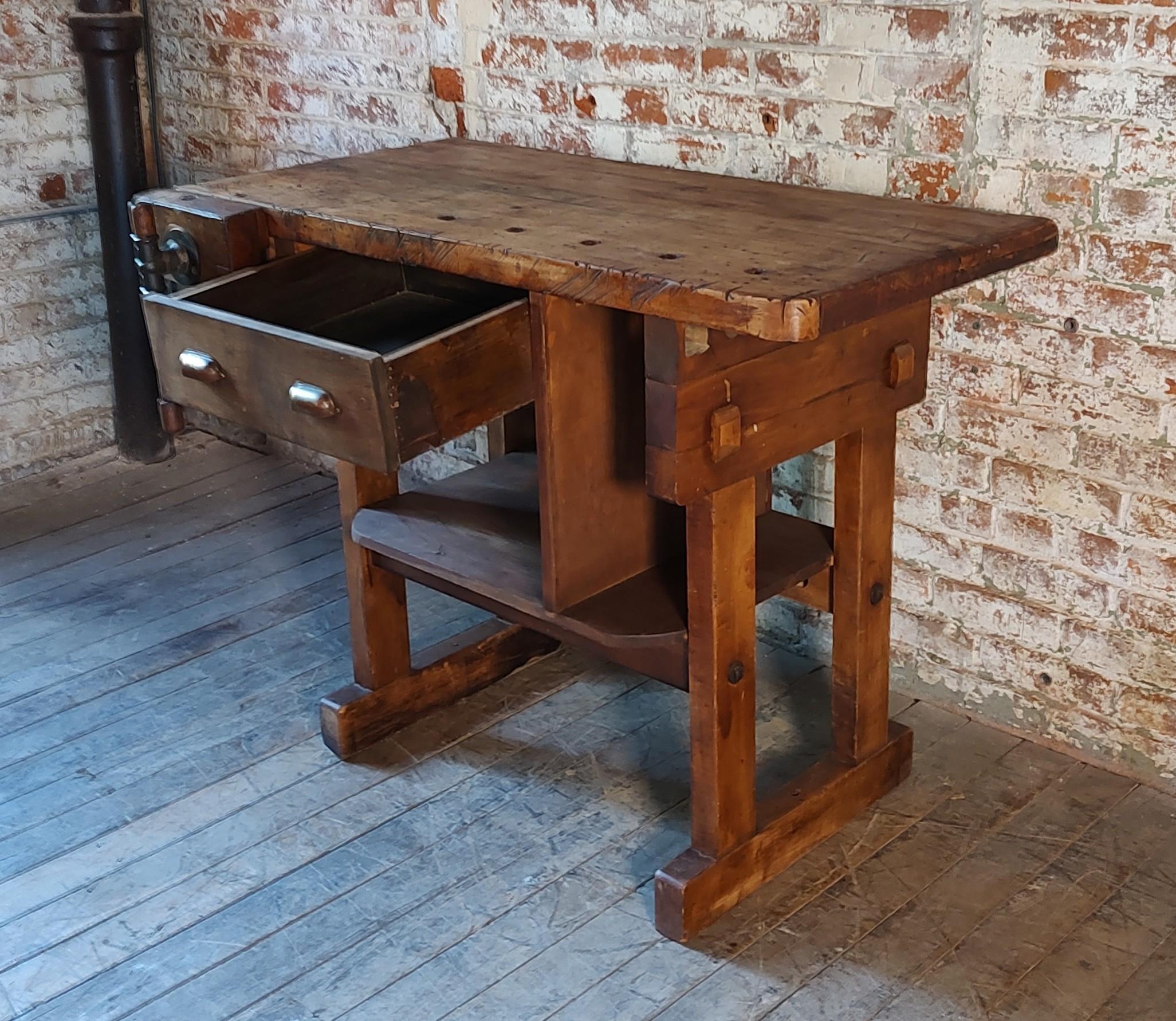 Érable Etabli de menuisier vintage avec tiroirs et casiers de rangement en vente