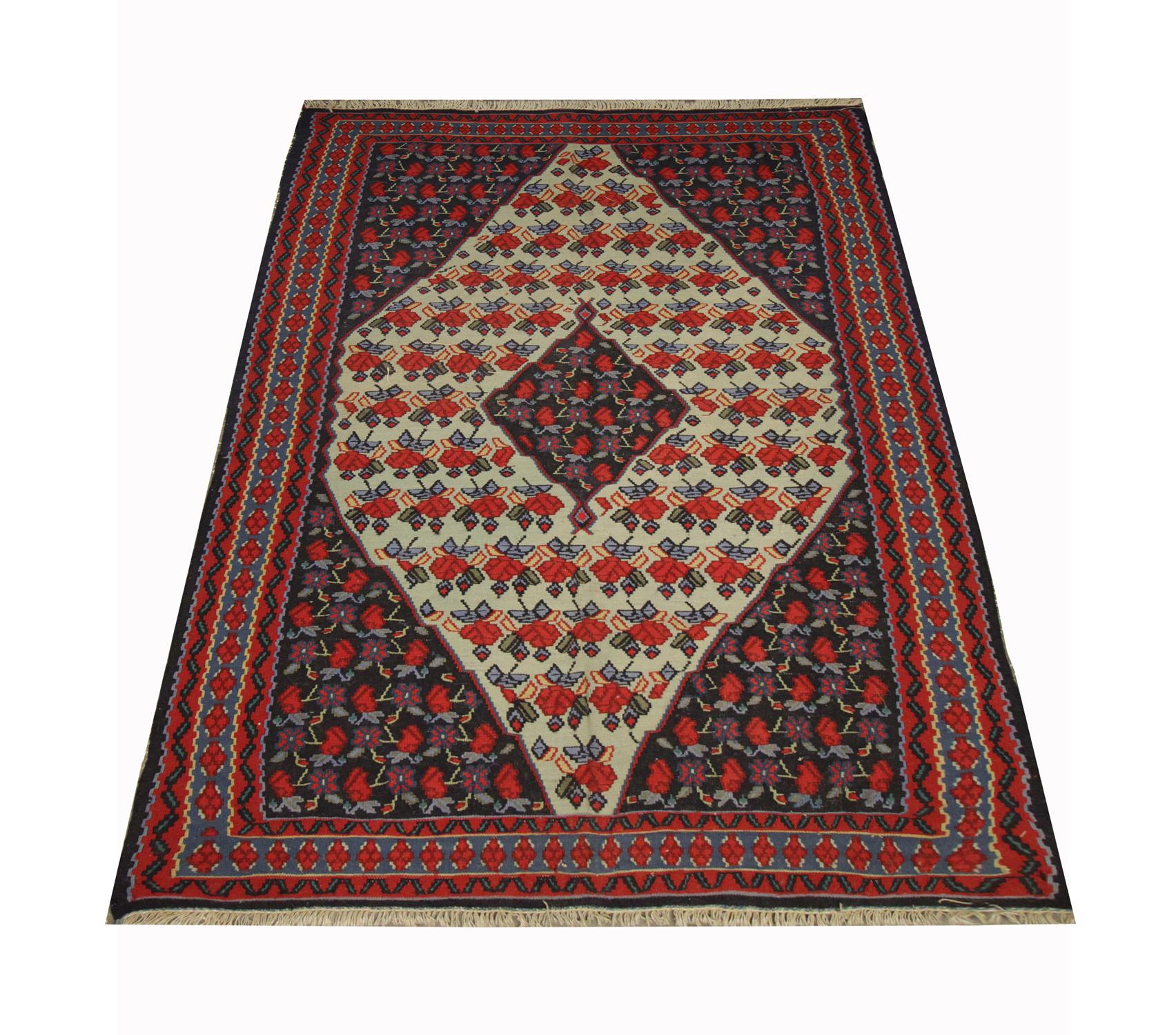 Dieser feine Wollteppich ist ein hervorragendes Beispiel für Kilims, die in den 1960er Jahren in Aserbaidschan von Hand gewebt wurden. Das Design zeigt traditionelle Muster und Farben der kaukasischen Kelims mit Blumen und einem rautenförmigen
