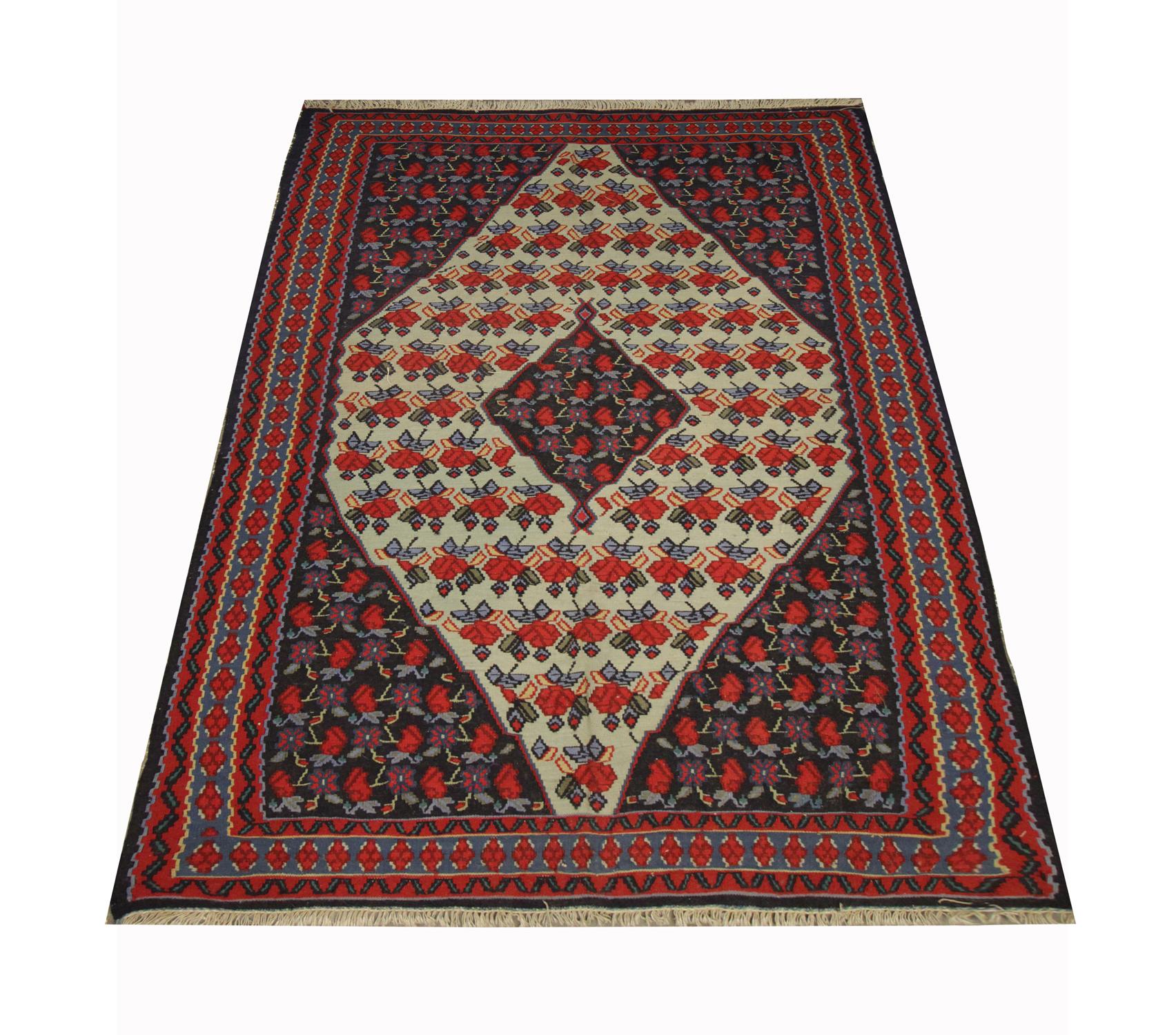 Esta fina alfombra de lana es un excelente ejemplo de Kilims tejidos a mano en la década de 1960 en Azerbaiyán. El diseño presenta motivos y colores tradicionales de los kilims caucásicos, con flores y un diseño central en forma de rombo. Los