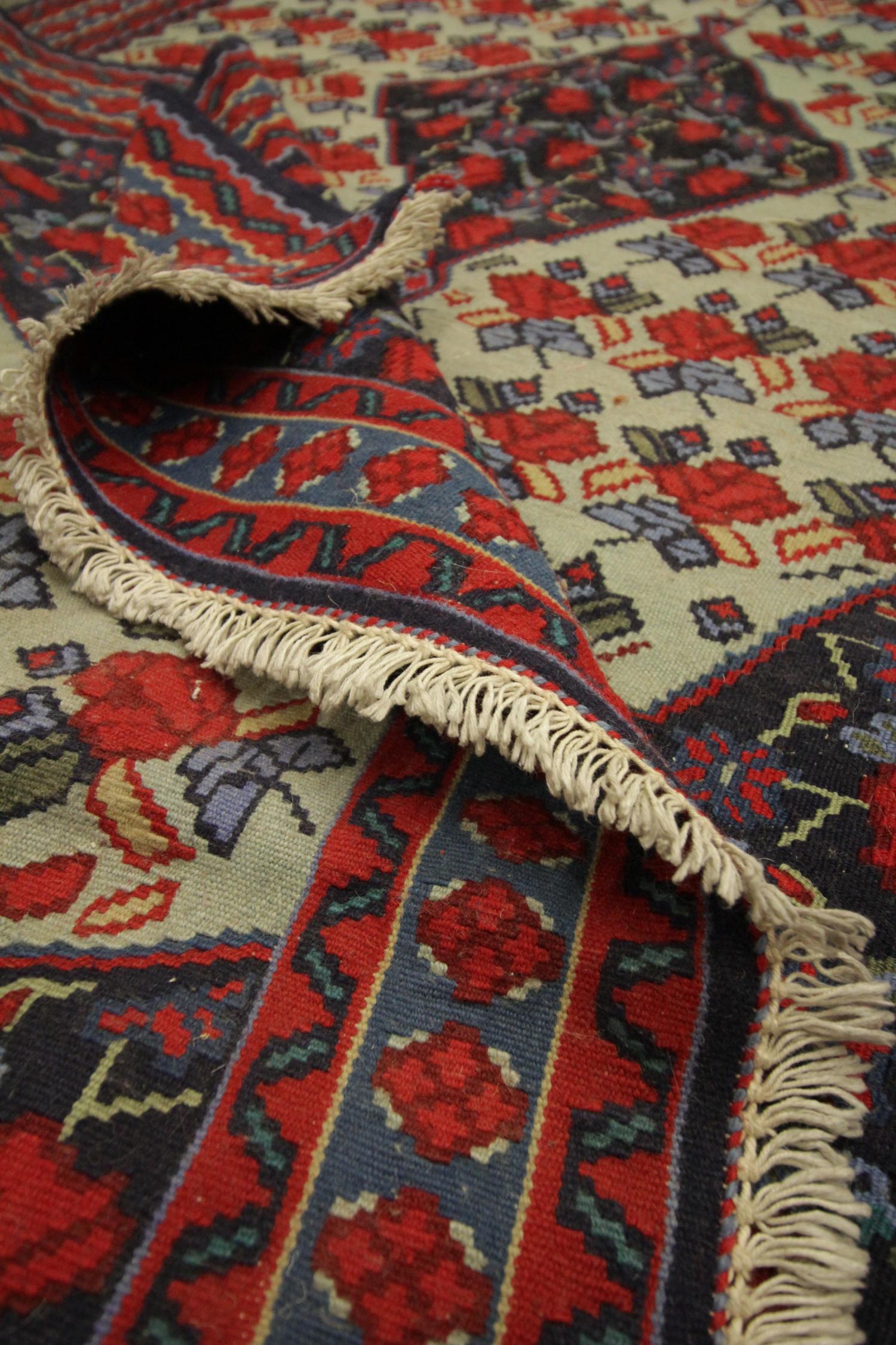 Alfombra Vintage Azerbaiyán Kilim Alfombra de lana tejida a mano plana- 116x162cm mediados del siglo XX en venta