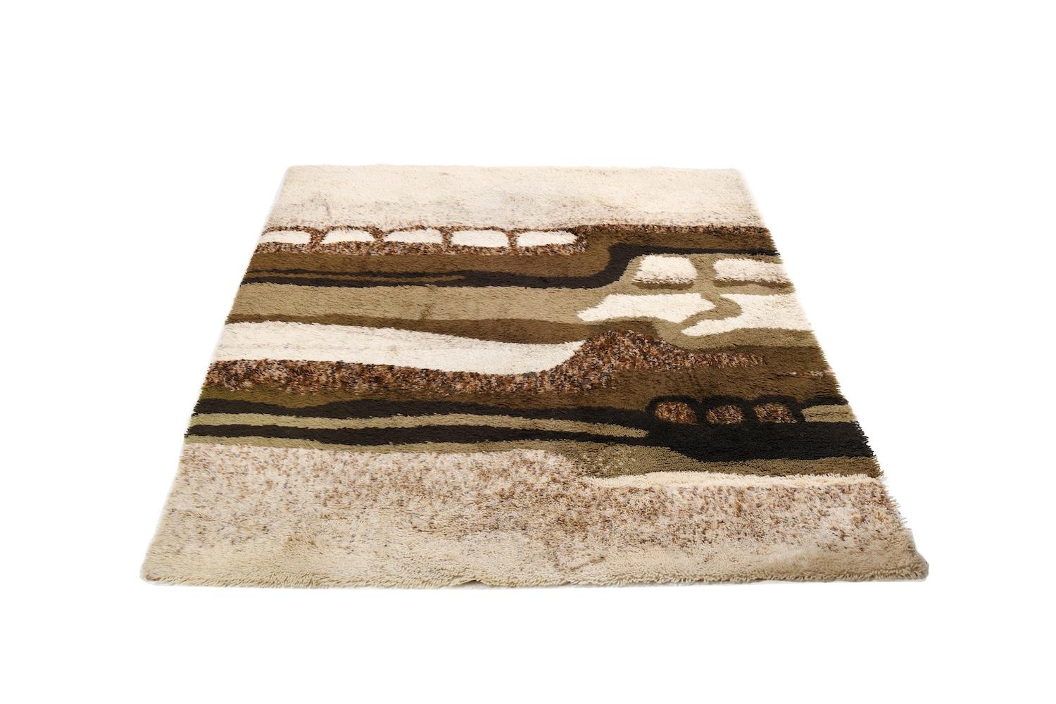 Tapis vintage en laine par Desso 1960s. / 1970s. Fabriqué à 100% en laine vierge. Dans les tons bruns/sables.