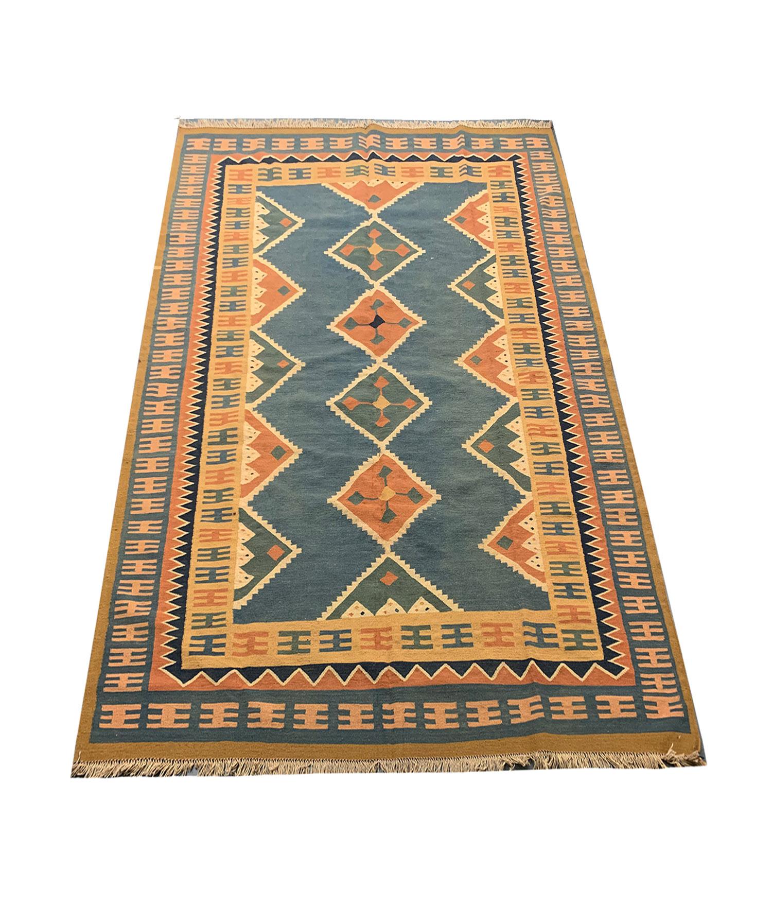 Kaukasischer Kelim-Teppich aus handgewebter blau-orangefarbener Wolle, flach gewebt (Moderne der Mitte des Jahrhunderts) im Angebot