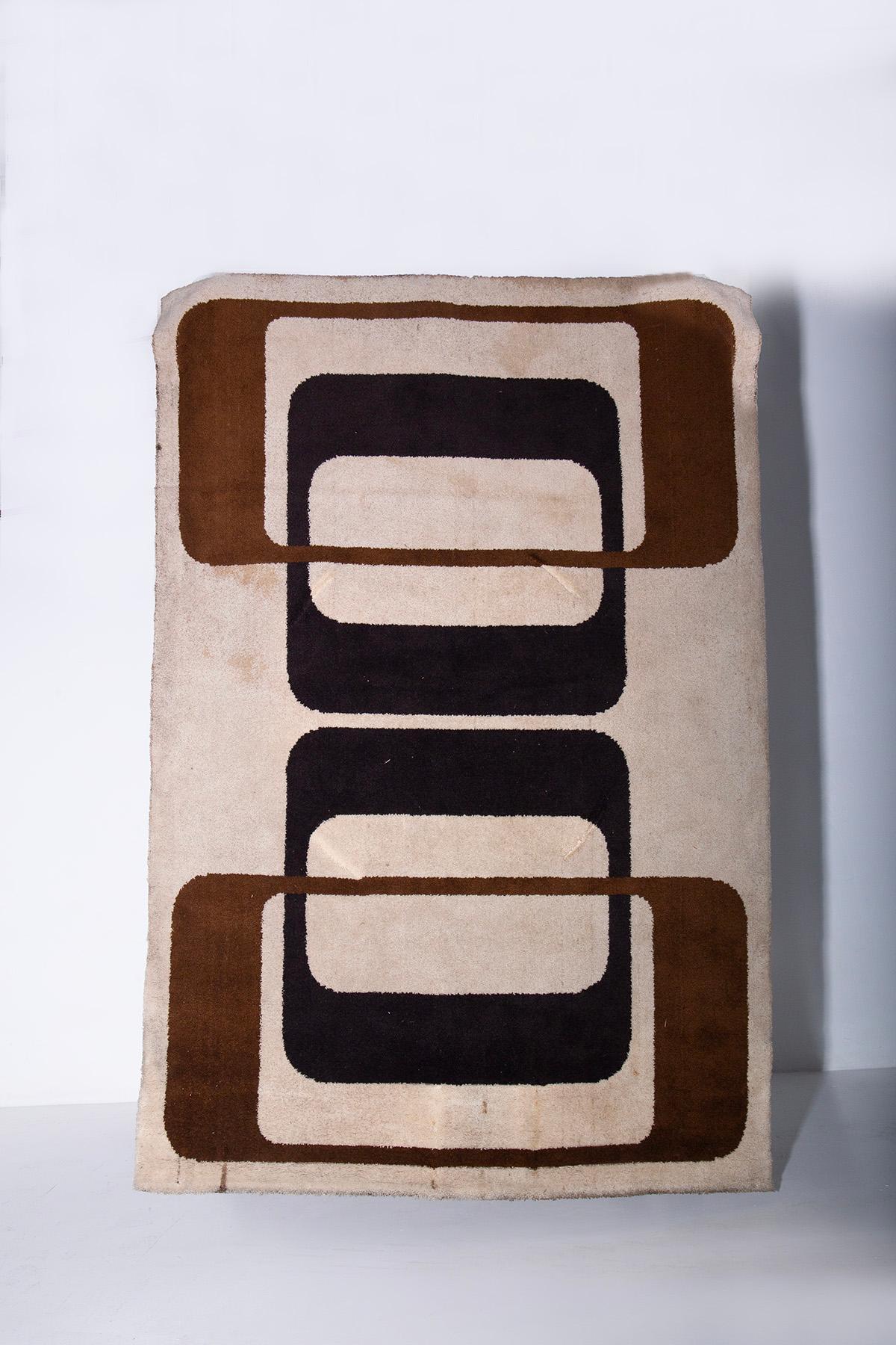 This Madison-manufactured carpet, created in Belgium during the 1970s, is an exceptional example of mid-century design, specifically reflecting the aesthetic of the Space Age era. The rug features a striking geometric pattern that draws inspiration