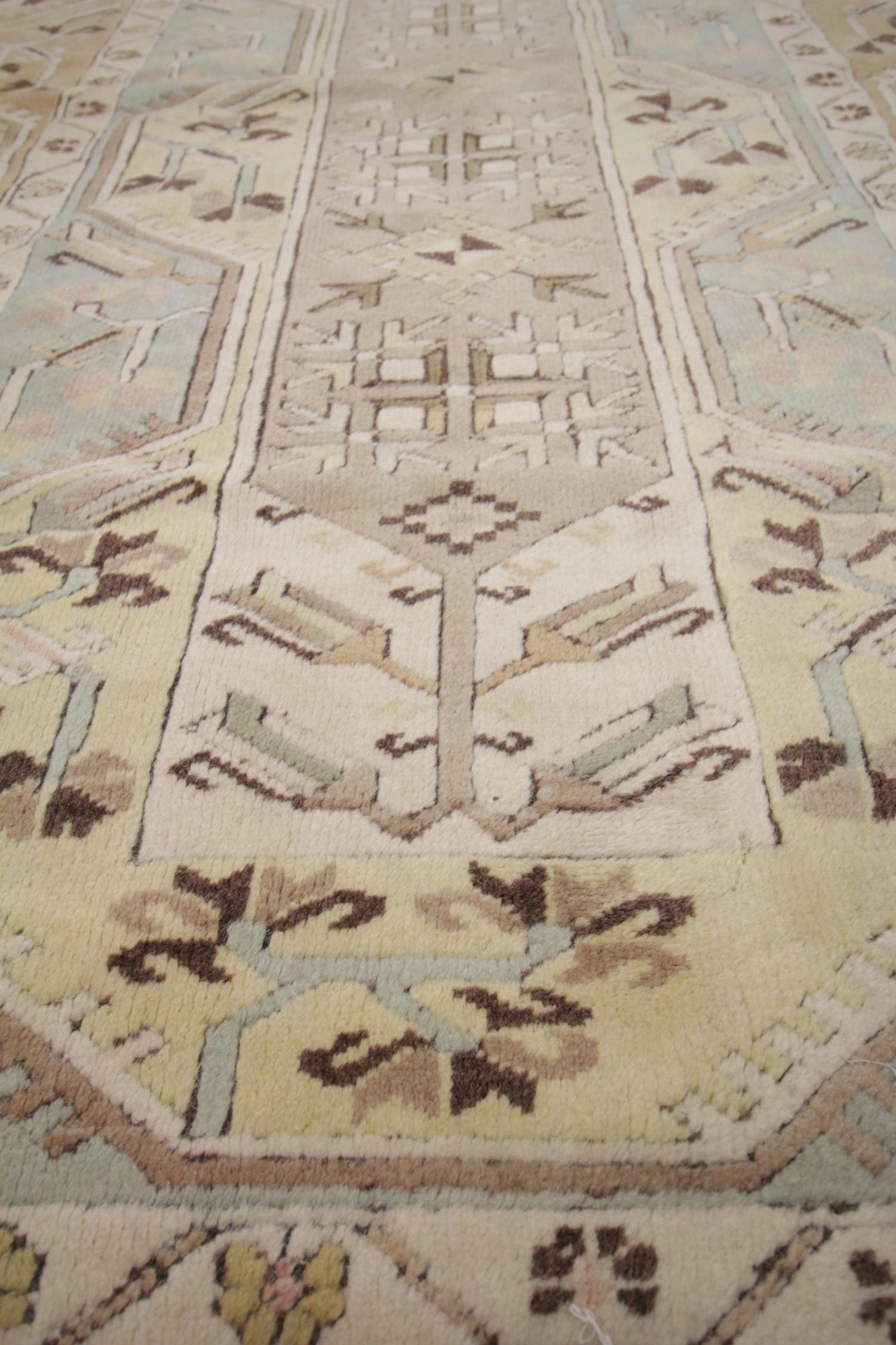 Vintage Carpet Turkish Rug Handwoven Beige Cream Wool Rug In Excellent Condition For Sale In Hampshire, GB