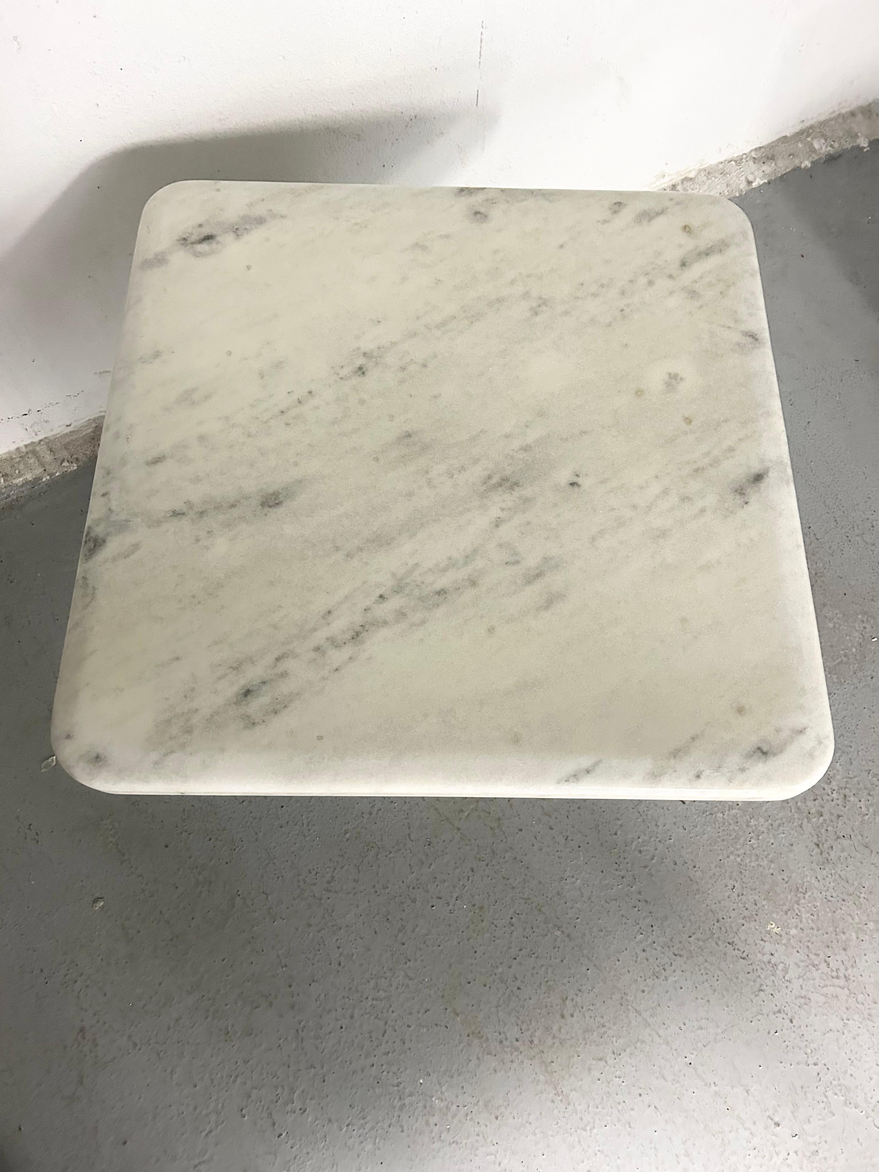 Vintage Carrara Marble End Table In Good Condition For Sale In Brooklyn, NY