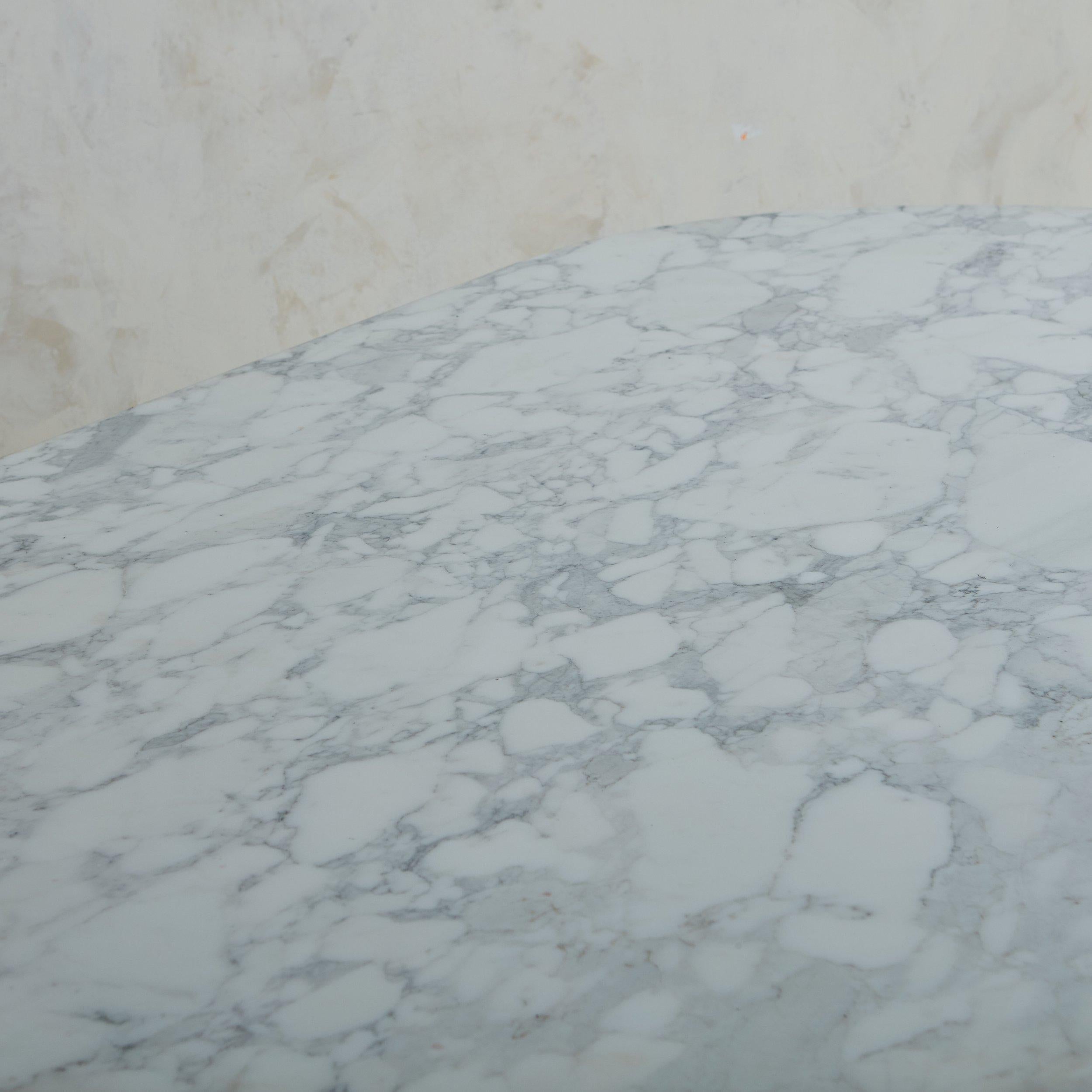 Table vintage en marbre de Carrare avec base industrielle en métal sur roulettes, Italie en vente 3