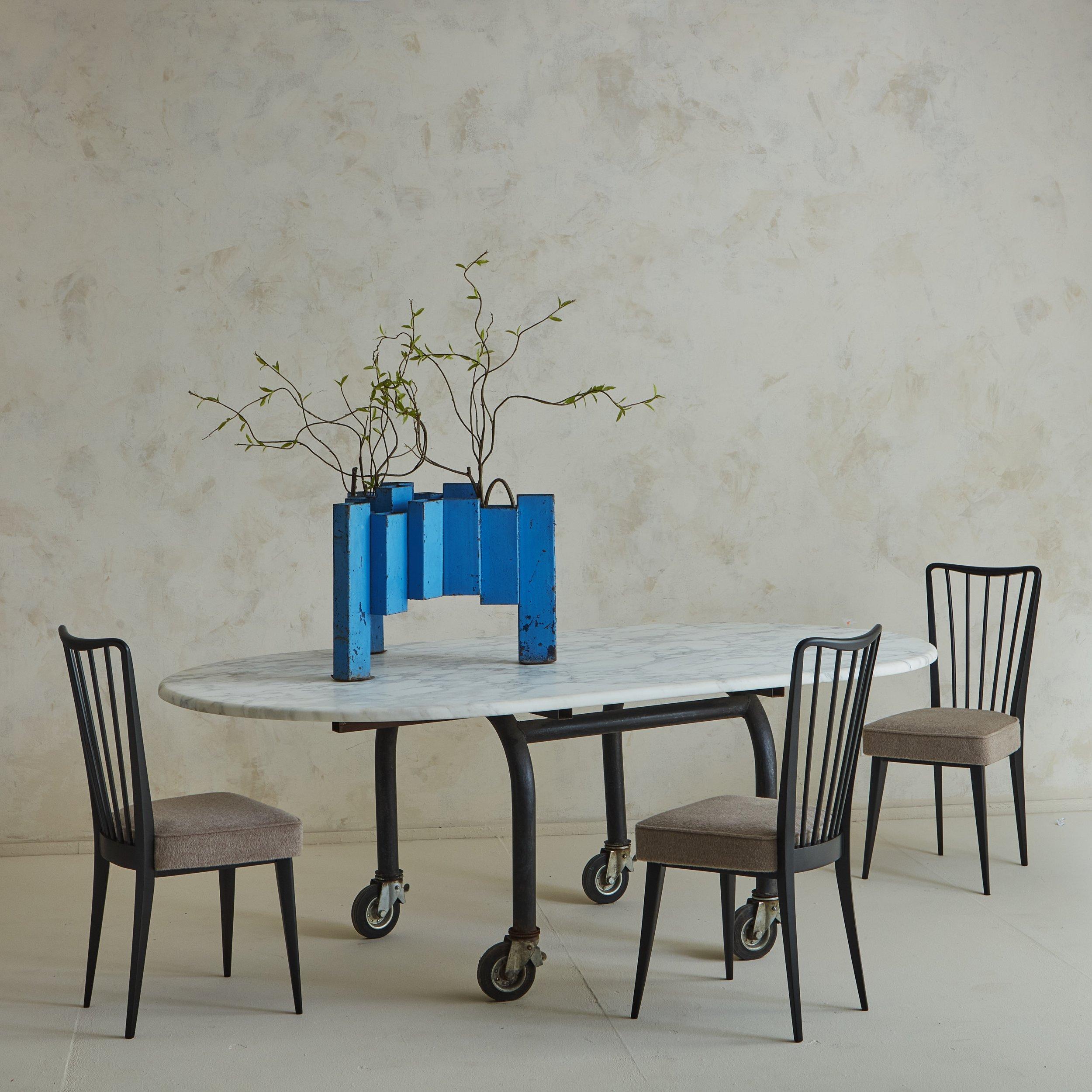 Ein italienischer Esstisch im Vintage-Stil mit einer 1,25 Zoll dicken ovalen Tischplatte aus Carrara-Marmor, die mit einer abgerundeten Kante versehen ist und eine wunderschöne graue und taupefarbene Maserung aufweist. Dieses Möbelstück steht auf