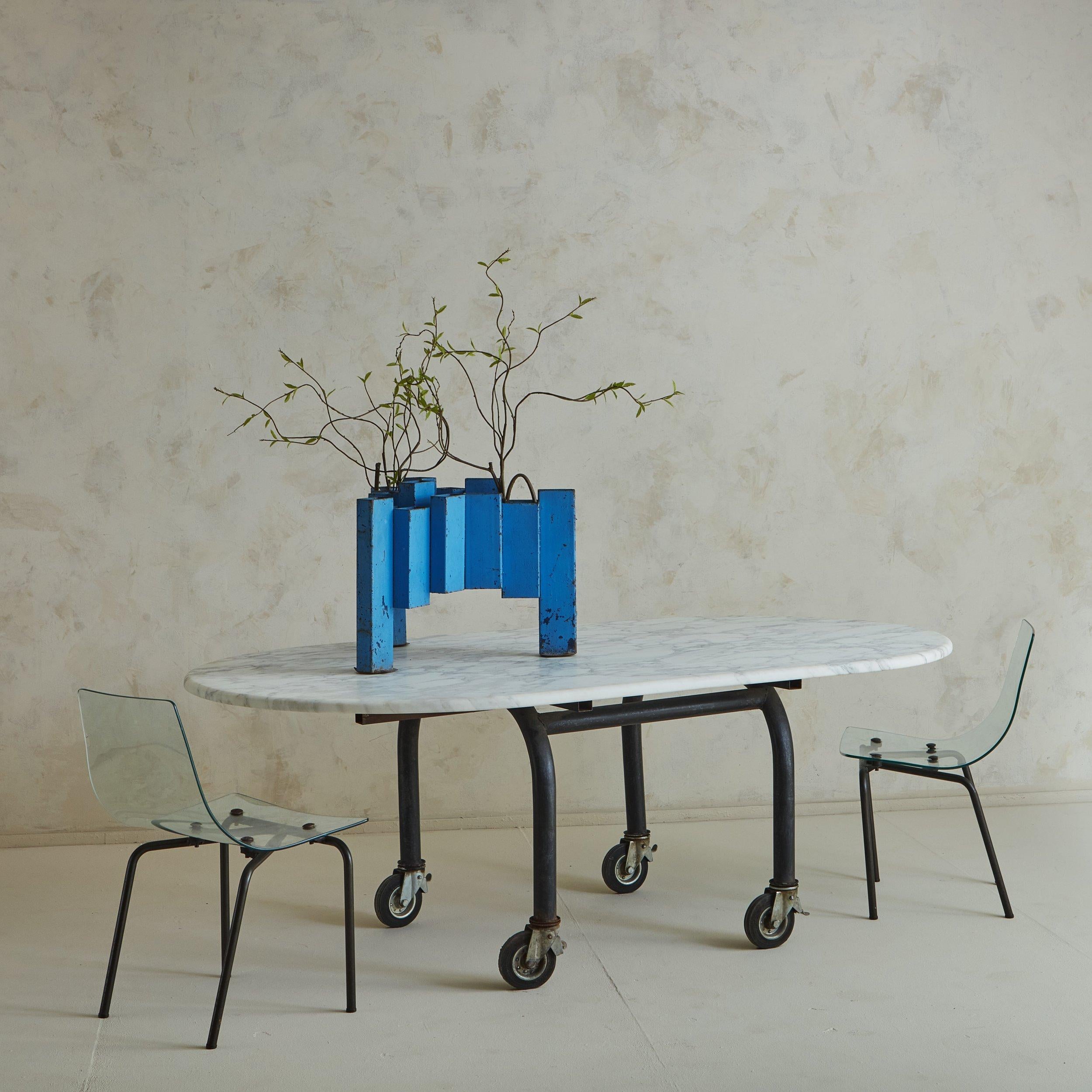 Industriel Table vintage en marbre de Carrare avec base industrielle en métal sur roulettes, Italie en vente