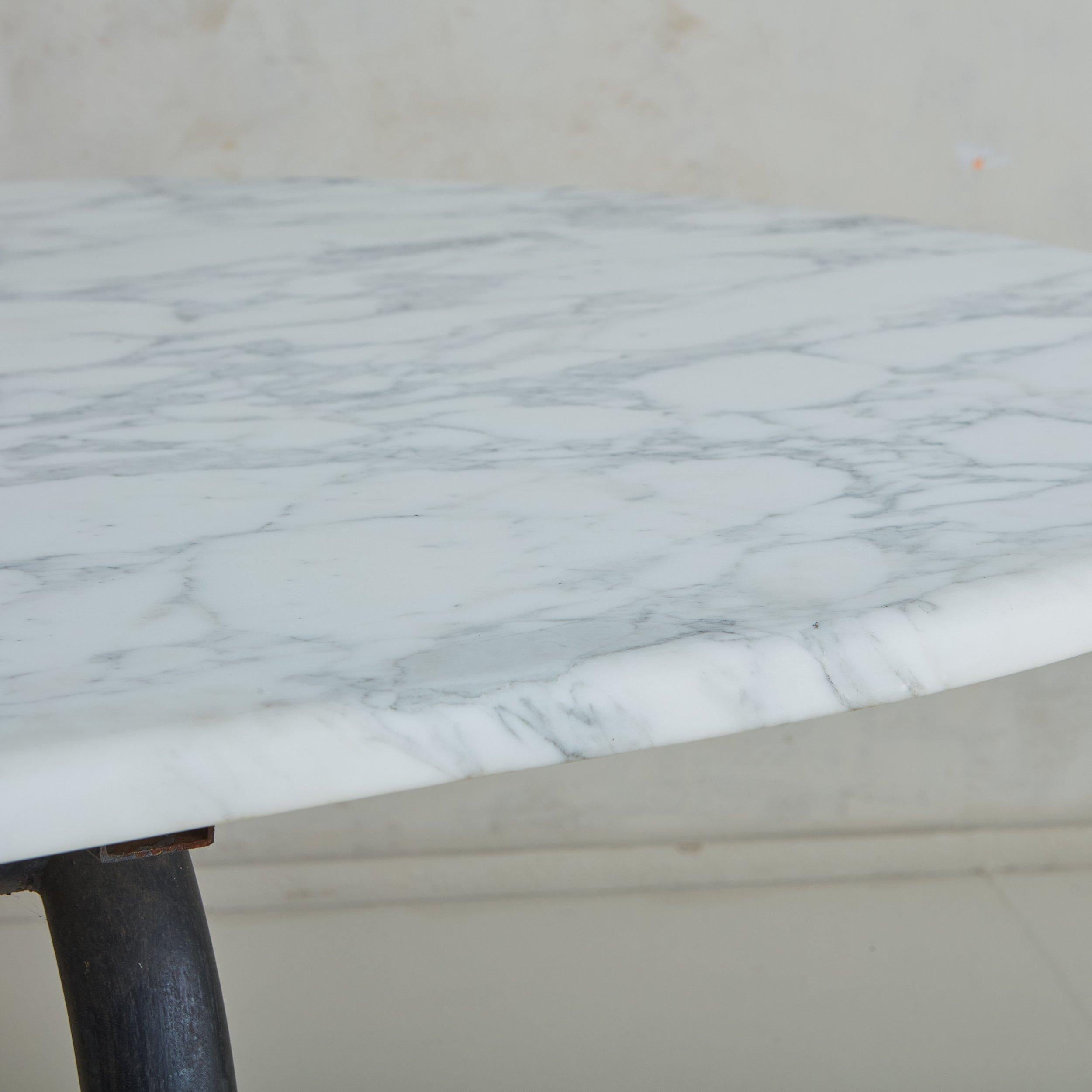 Table vintage en marbre de Carrare avec base industrielle en métal sur roulettes, Italie en vente 2
