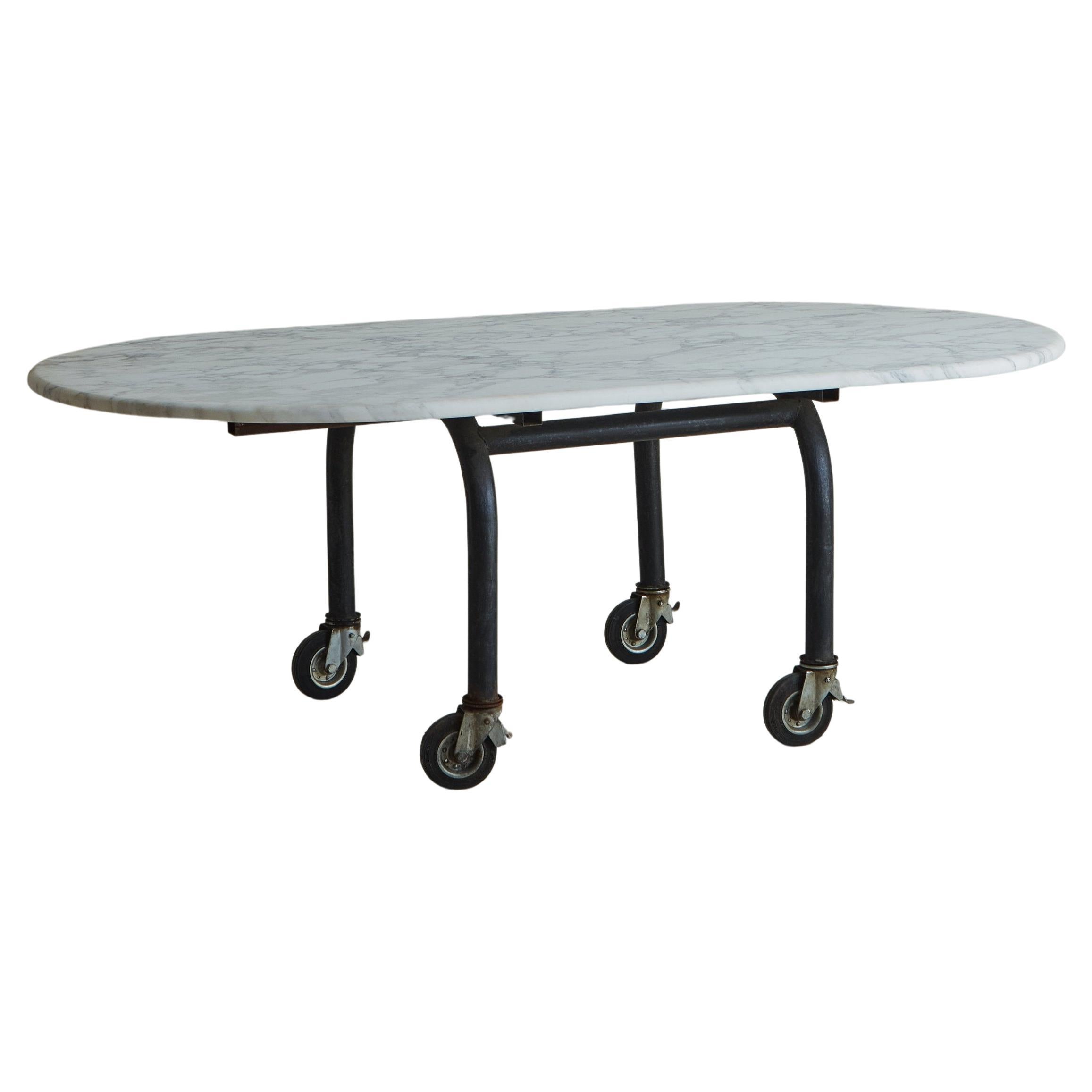 Table vintage en marbre de Carrare avec base industrielle en métal sur roulettes, Italie en vente