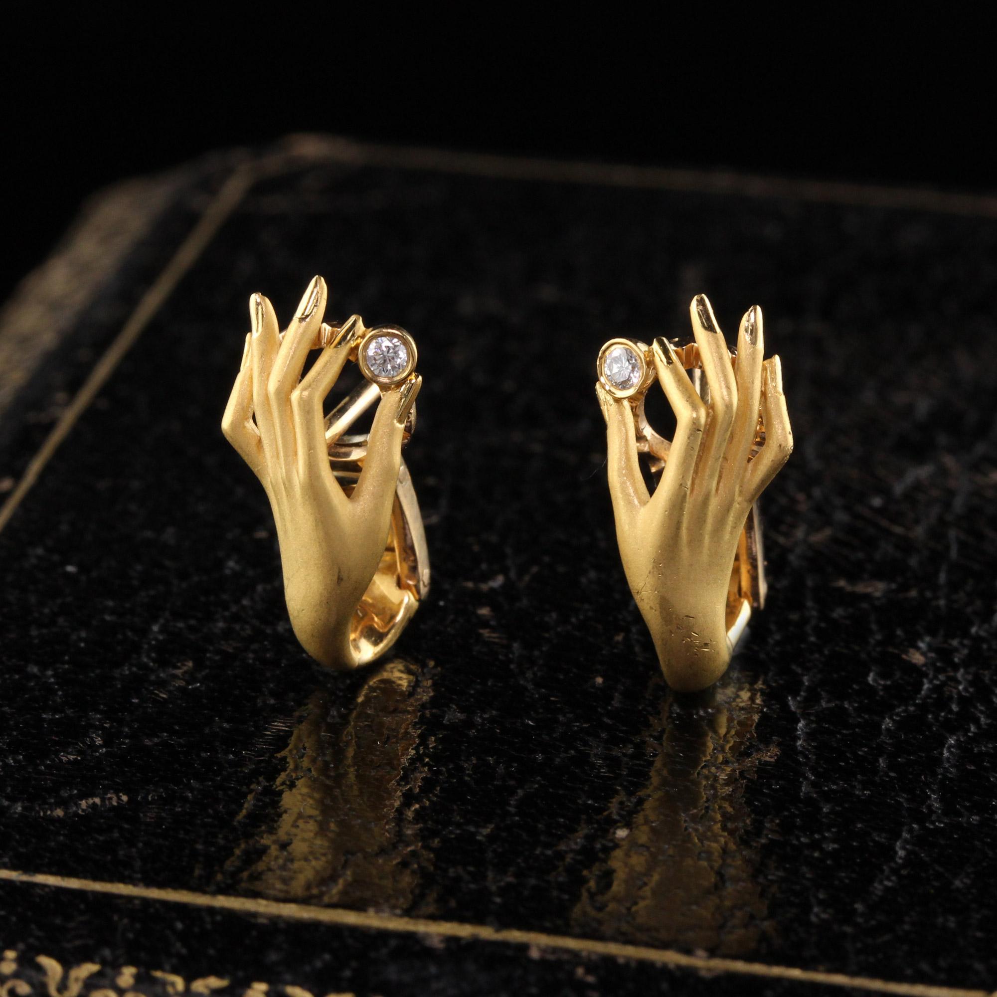 Gorgeous Carrera y Carrera diamond hand earrings.

#E0009

Metal: 18K Yellow Gold

Weight: 5.5 Grams

Measurements: 17.7 x 7.7 mm