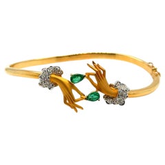 Vintage-Armreif von Carrera y Carrera mit Smaragden und Diamanten aus 18-karätigem Gelbgold.